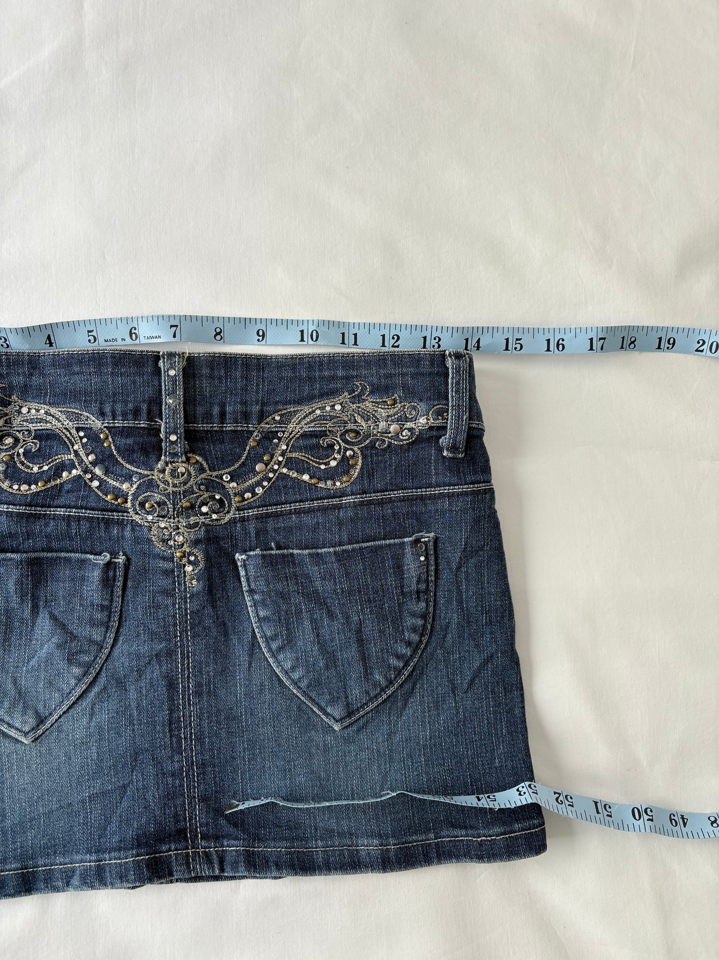 00’s Embroidered denim mini skirt | Size 6