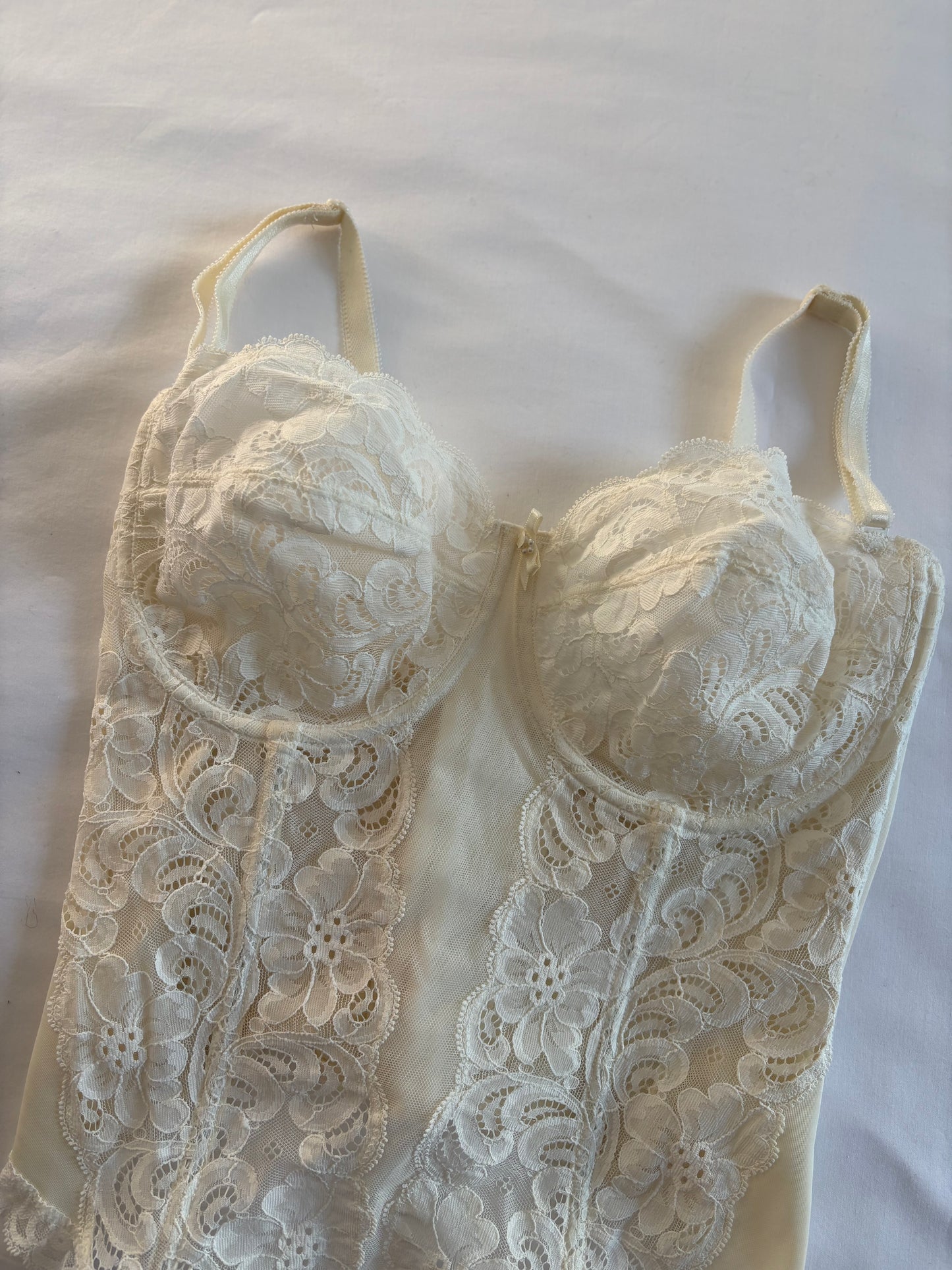 90’s Cream lace corset | Size 14C