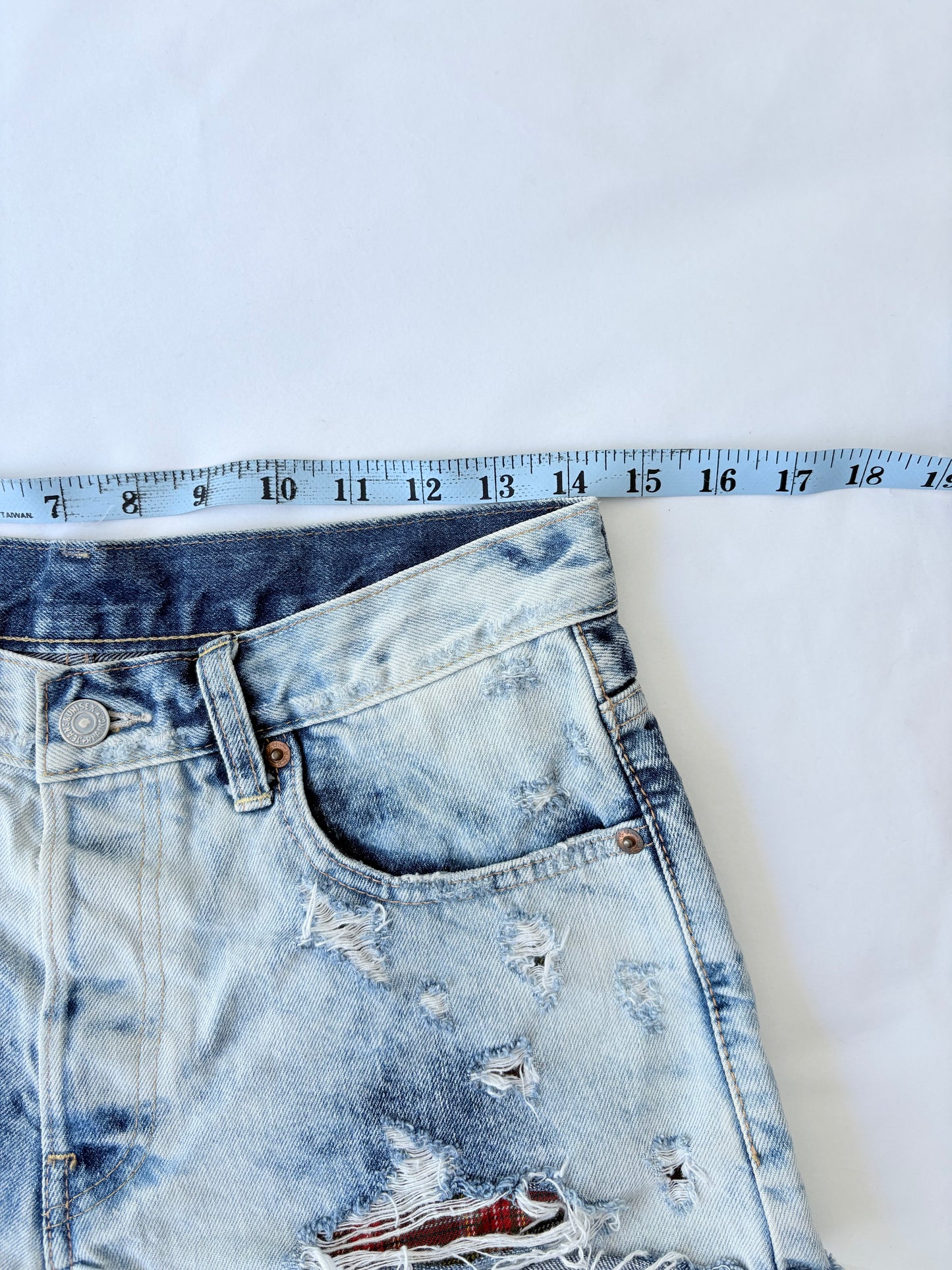 00’s Distressed denim shorts | Size 8