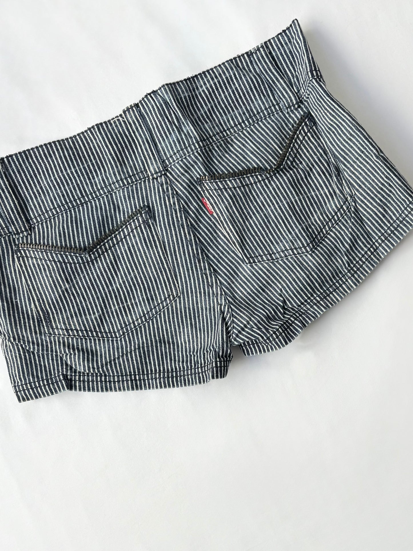 00’s Pinstripe zipper low rise shorts | Size 10