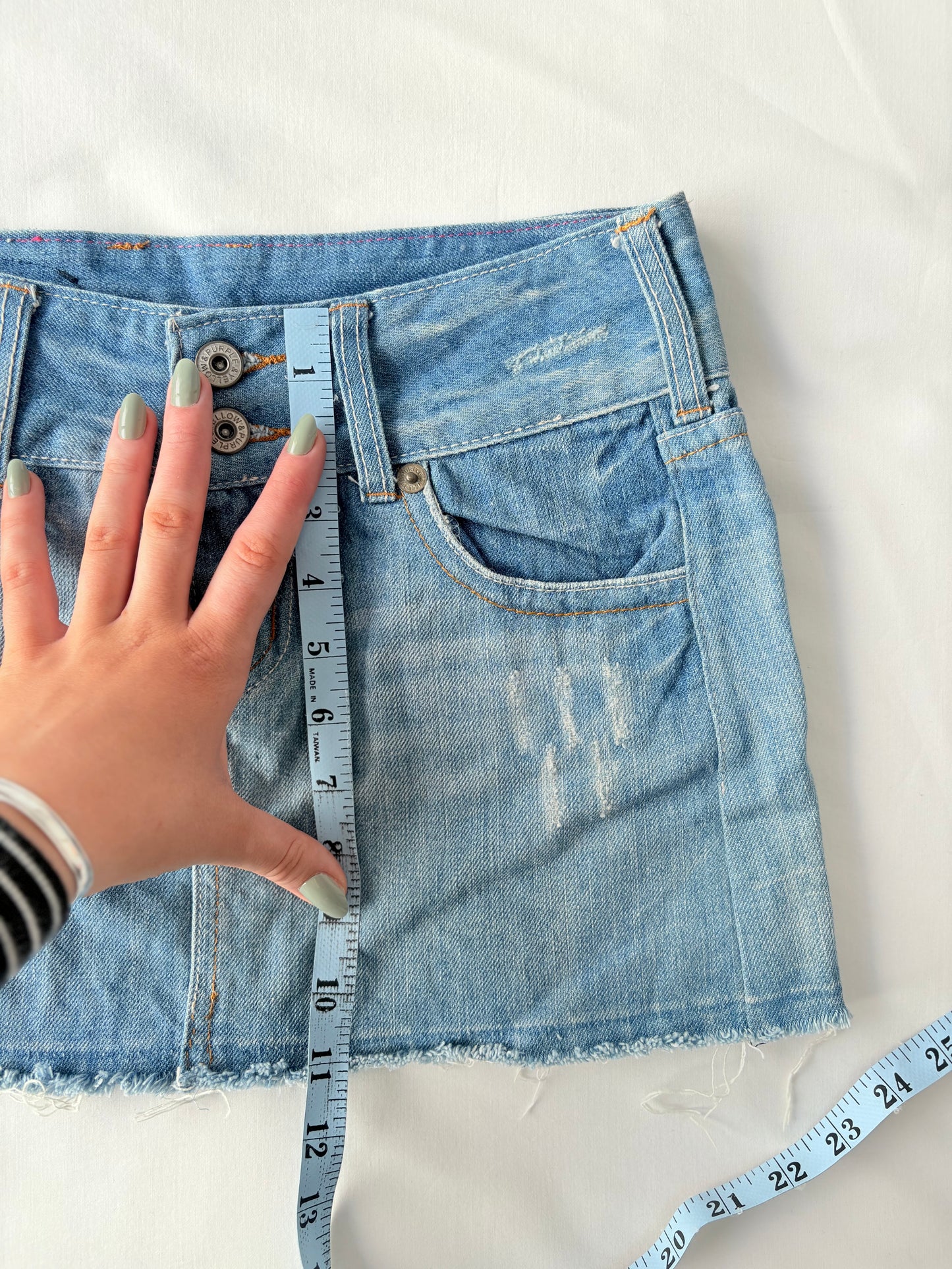 00’s Embroidered denim mini skirt | Size 8