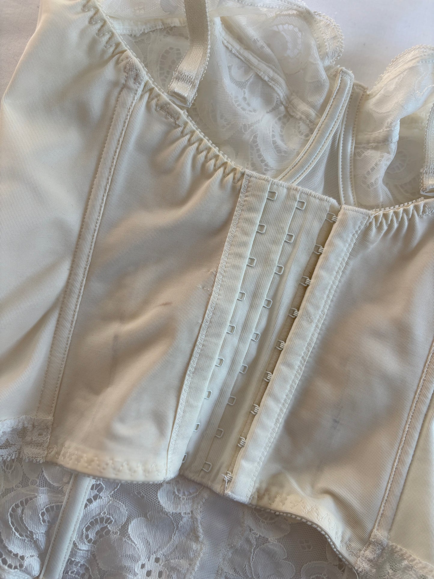 90’s Cream lace corset | Size 14C