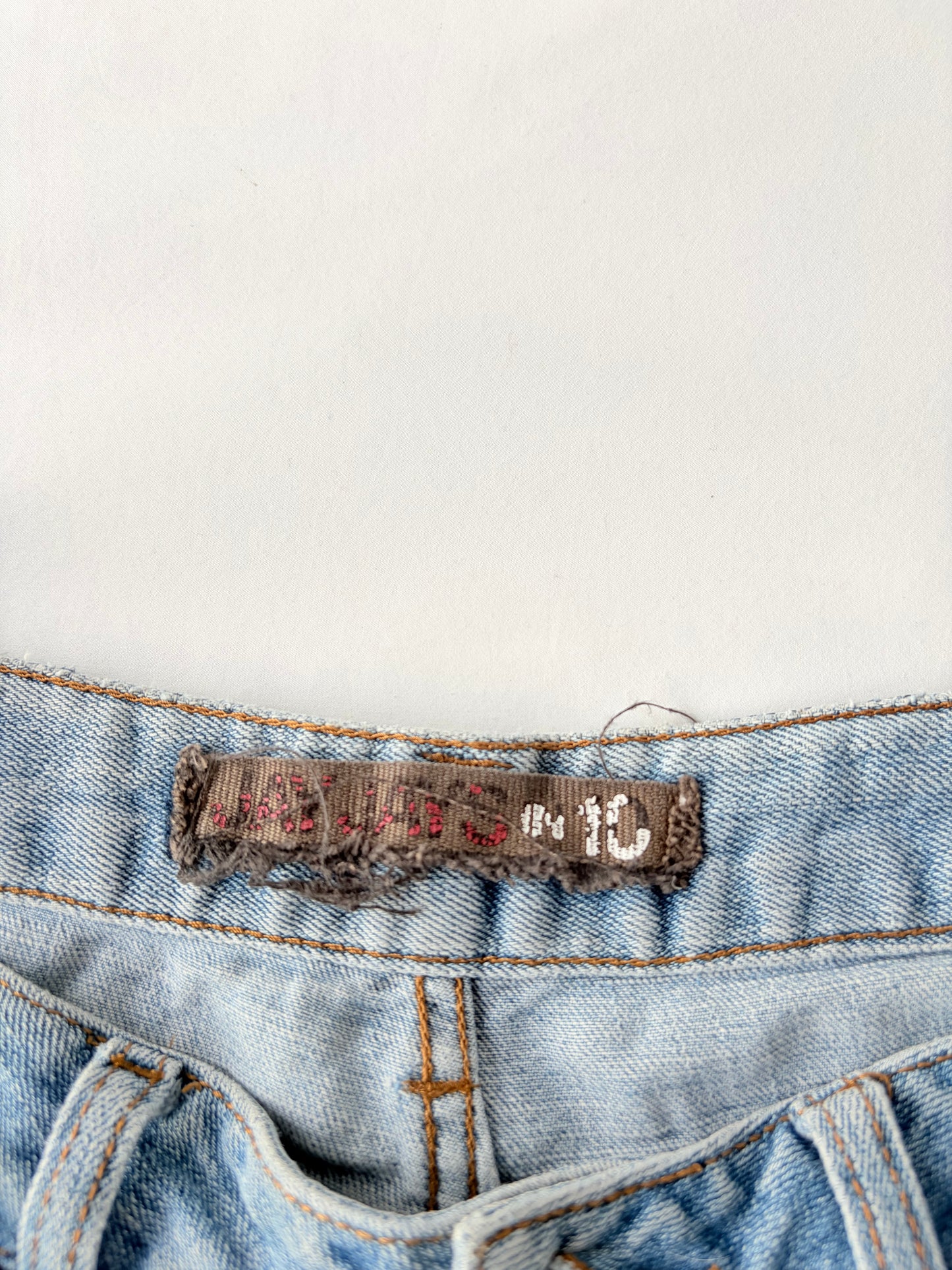 00’s Embroidered distressed denim shorts | Size 10