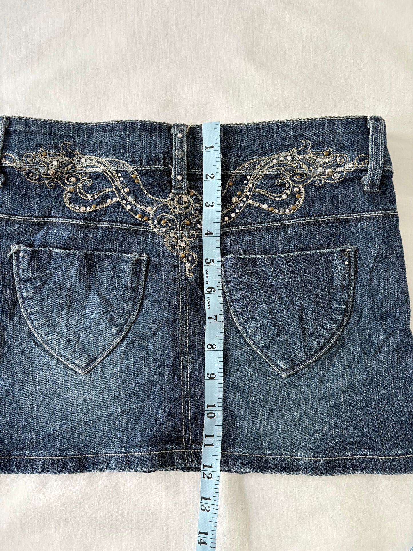 00’s Embroidered denim mini skirt | Size 6