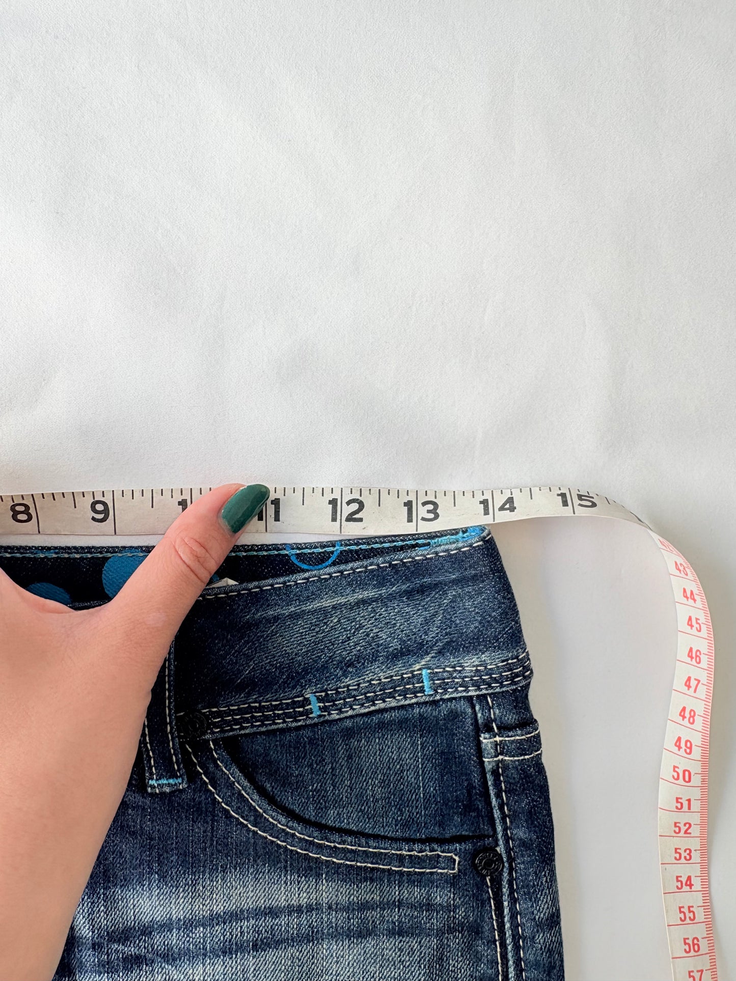 00’s Levi’s denim mini skirt | Size 8