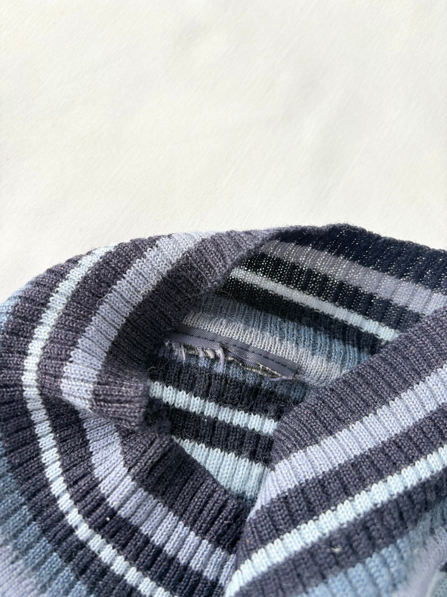 00’s Striped blue ribbed top | Size large