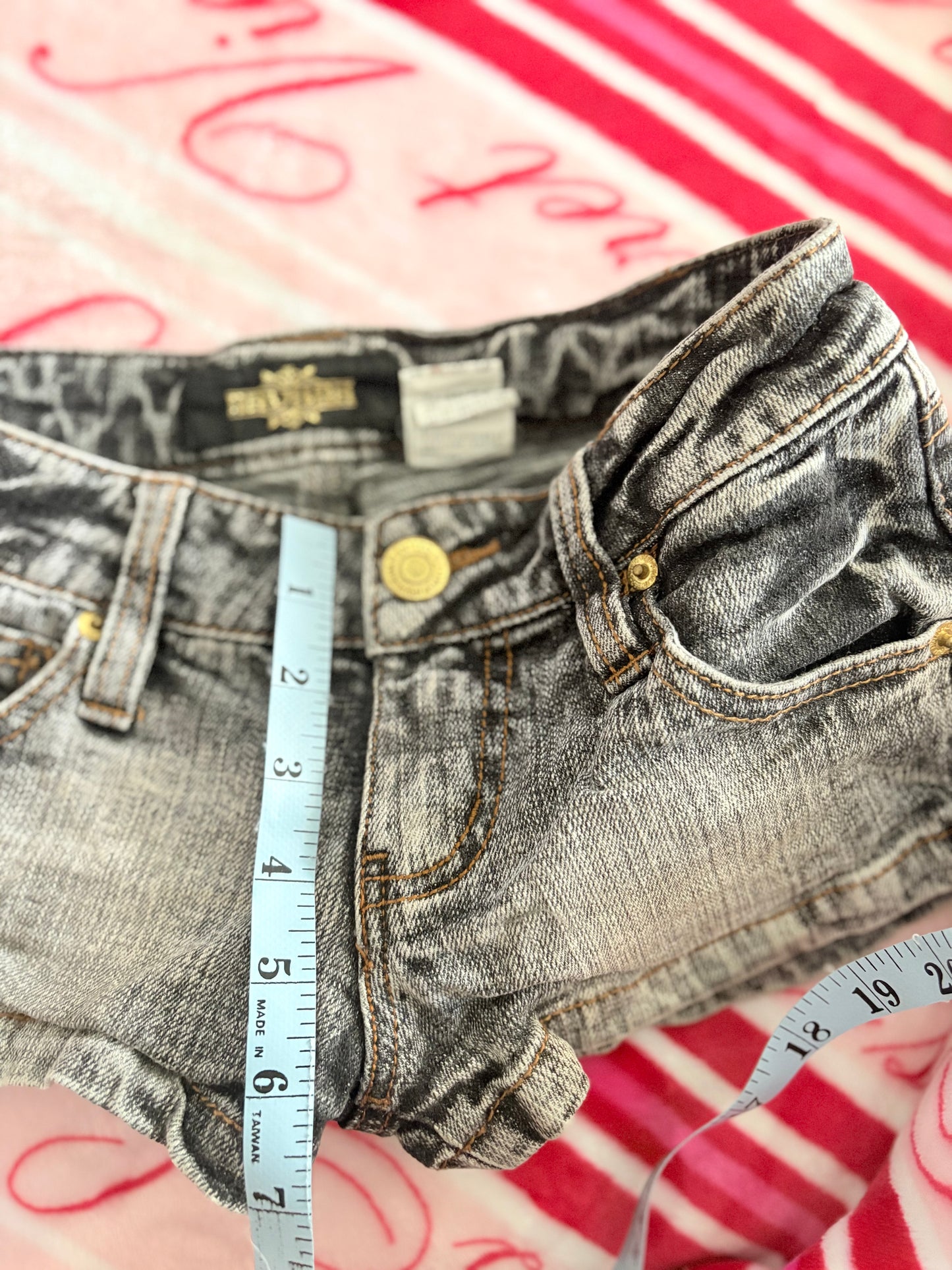 00’s Embroidered low rise denim shorts | Size 6