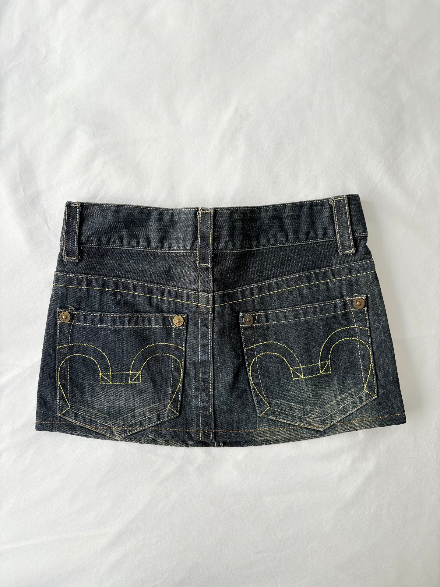 00’s Dark wash denim skirt | Size 6