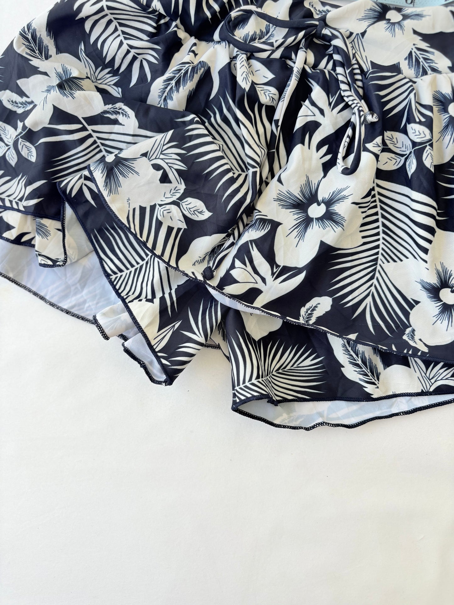 00’s Navy hibiscus skort | Size 8