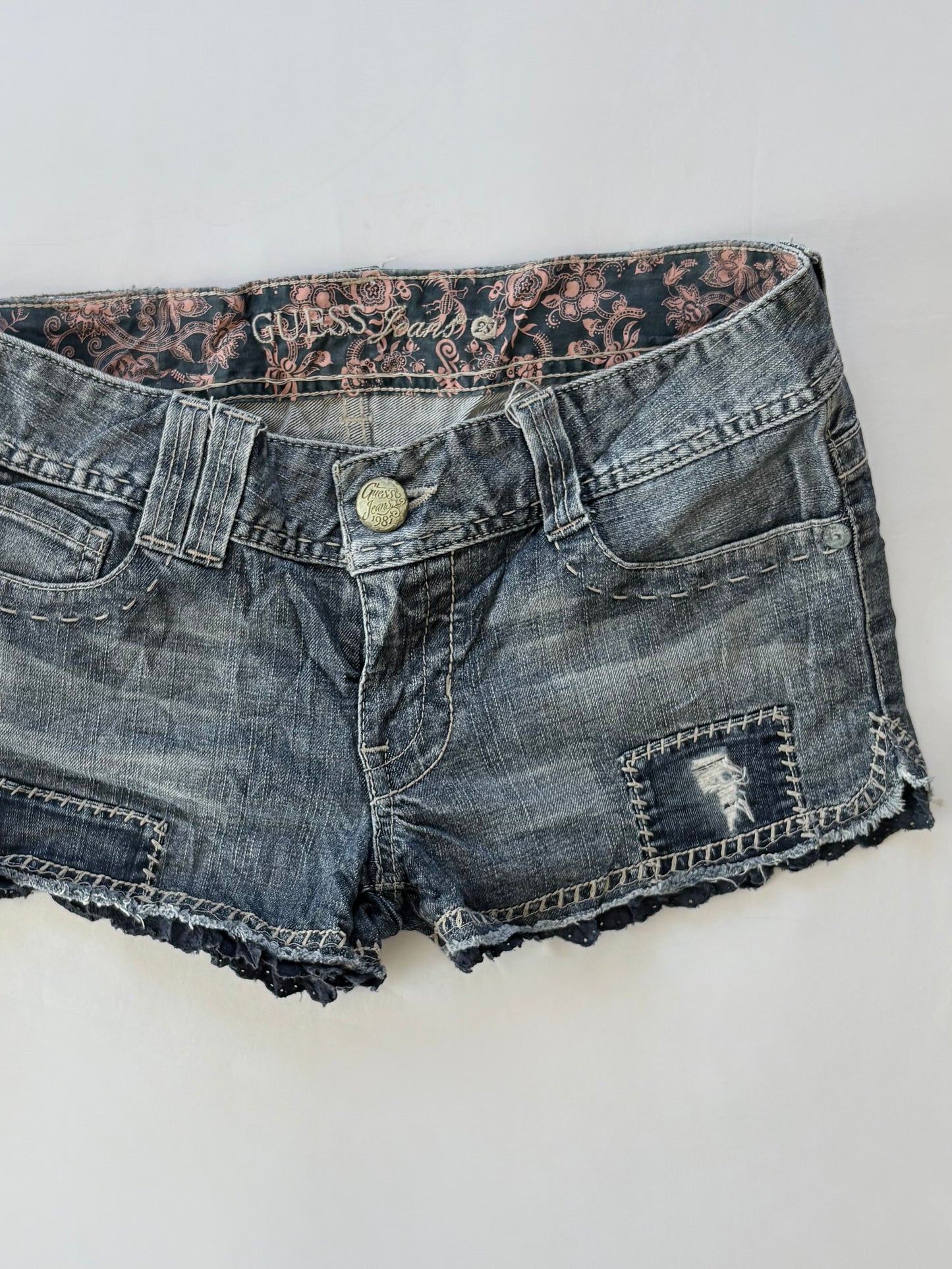 00’s Guess low rise denim shorts | Size 10