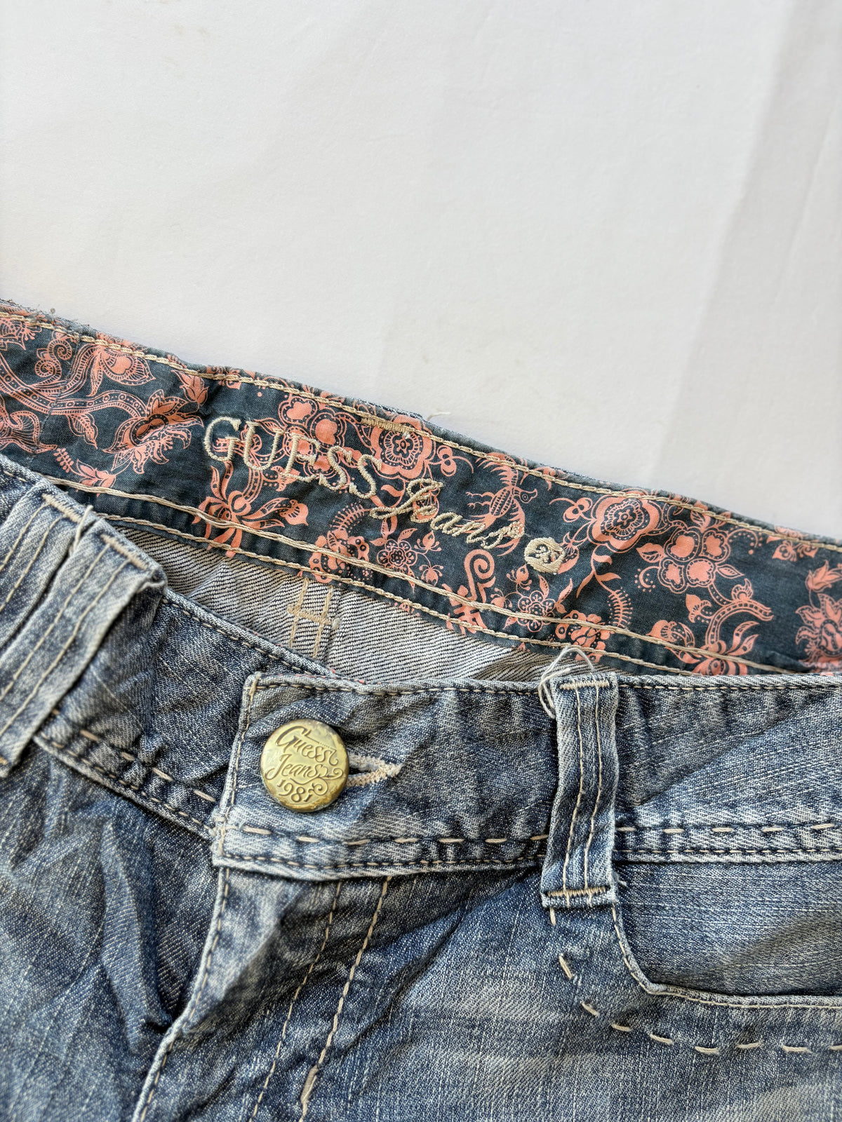 00’s Guess low rise denim shorts | Size 10