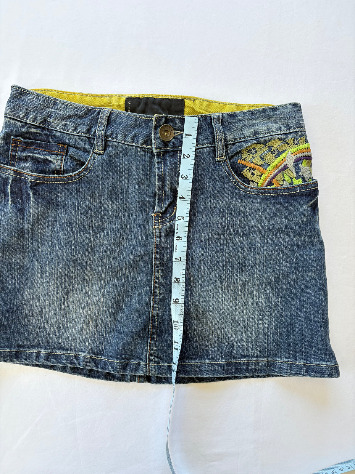 00’s Embroidered denim mini skirt | Size 8