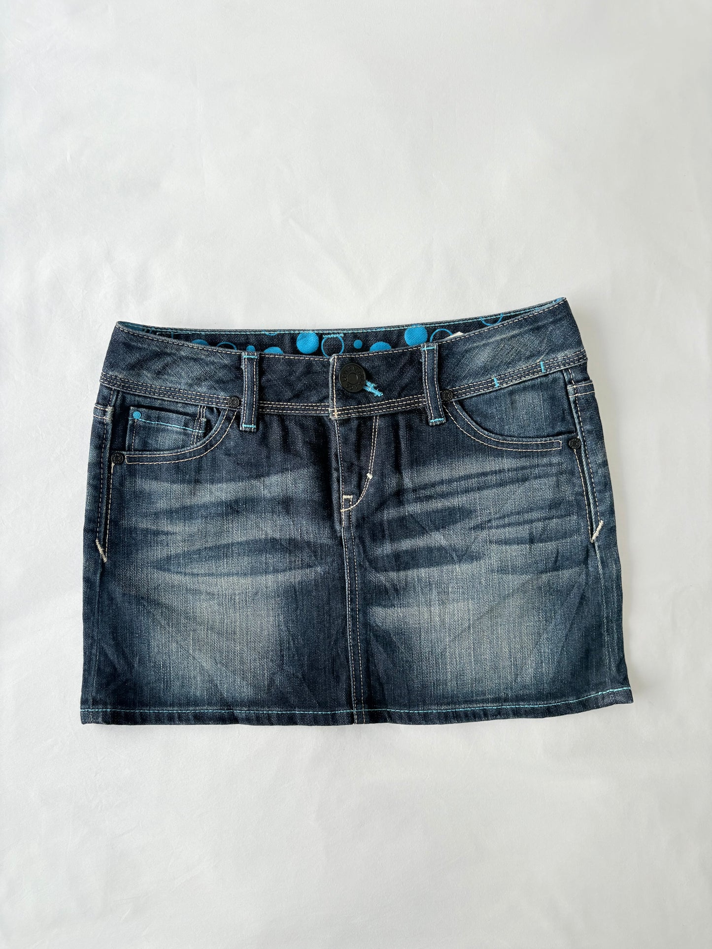 00’s Levi’s denim mini skirt | Size 8