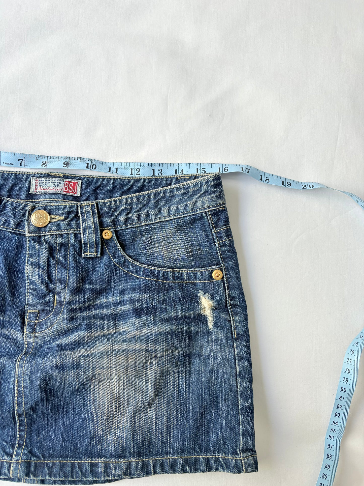 00’s Distressed denim mini skirt | Size 12