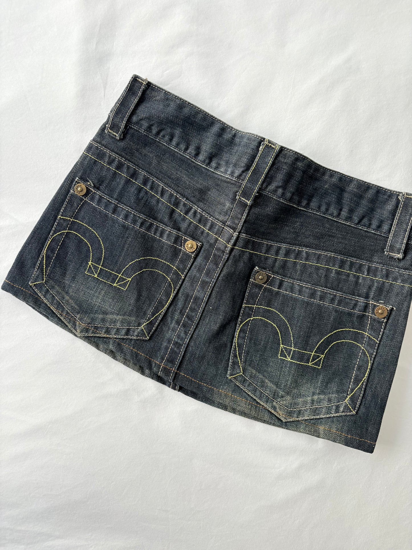 00’s Dark wash denim skirt | Size 6