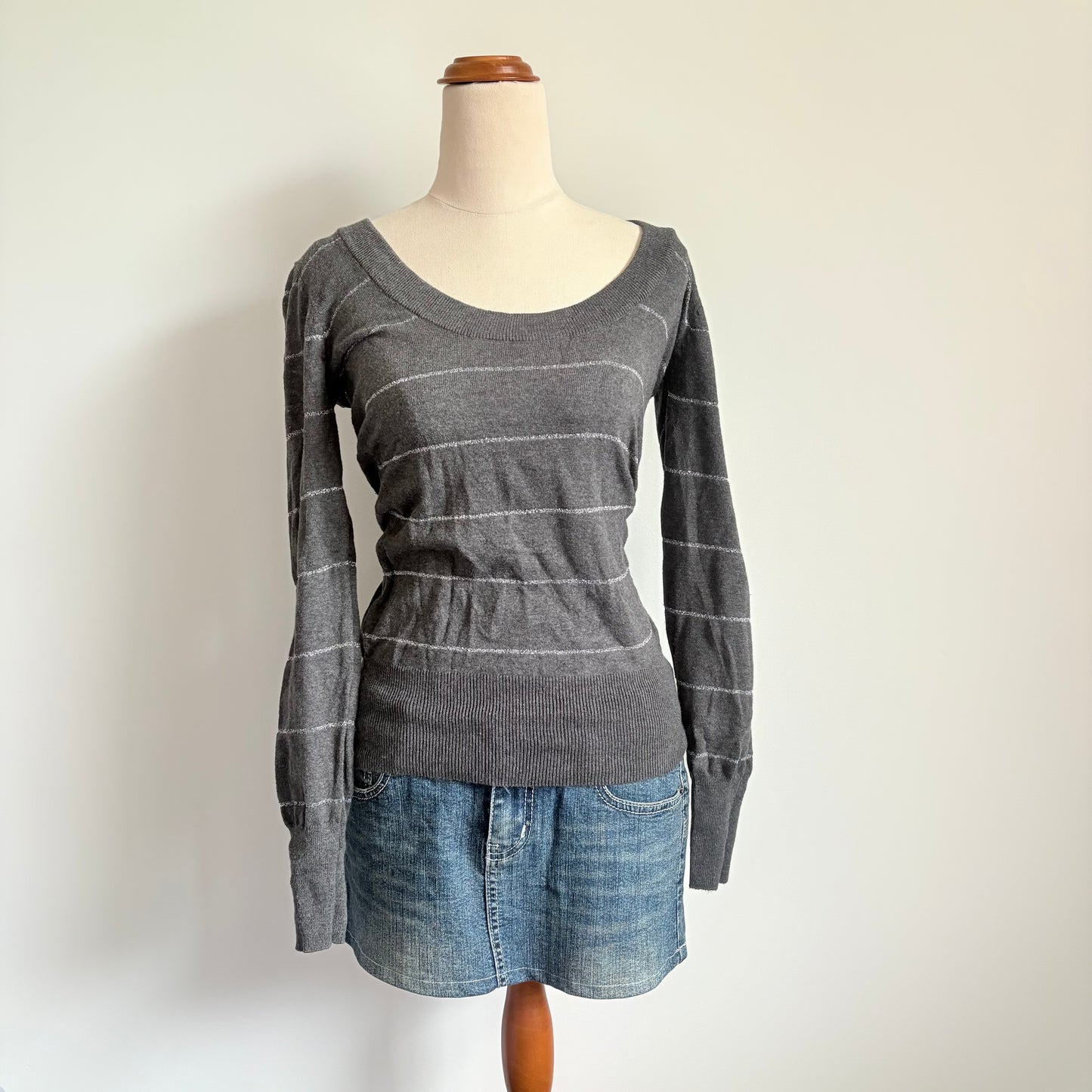 00’s Supré grey striped knit | Size medium