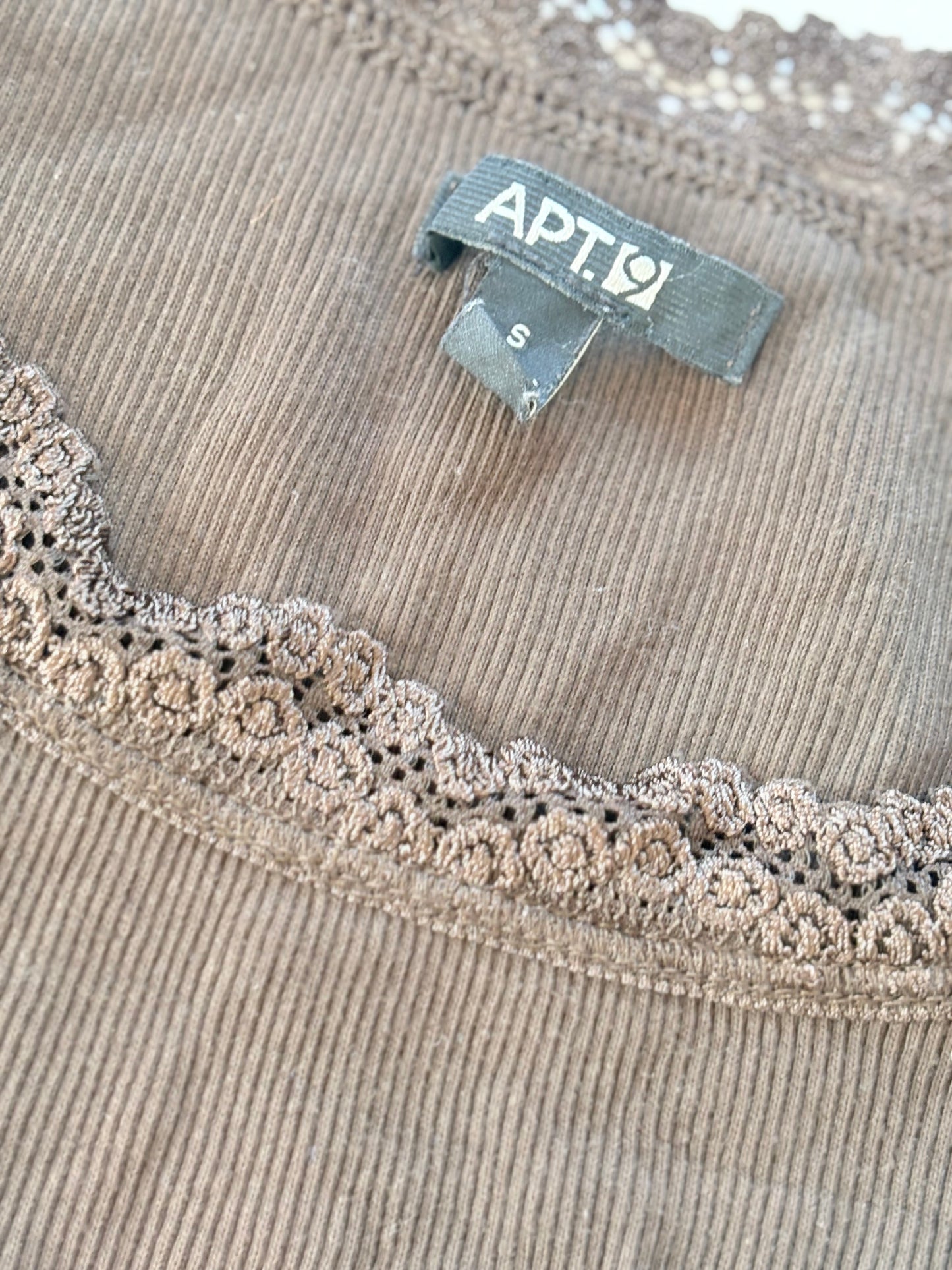 00’s Chocolate brown lace trim tank | Size 10-12