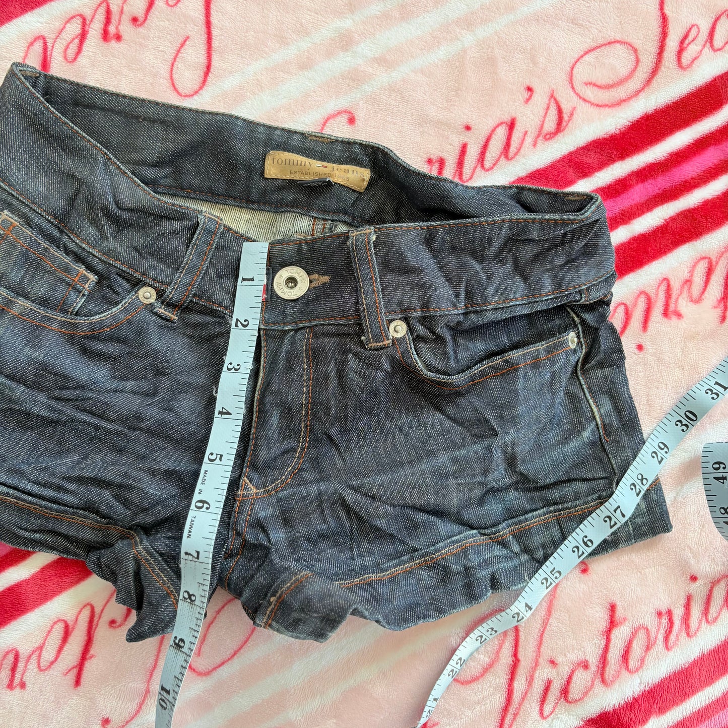 00’s Tommy Hilfiger low rise denim shorts | Size 8