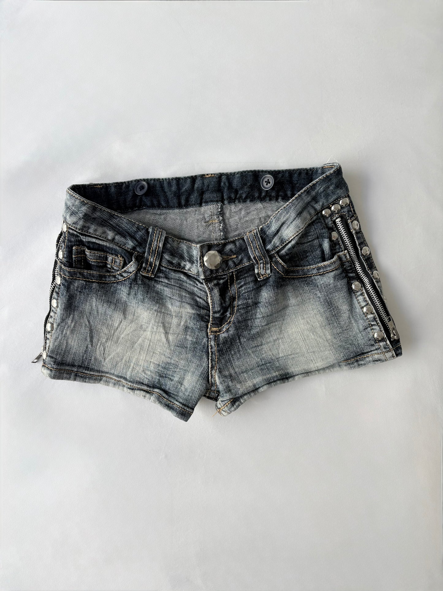 00’s Studded zipper low rise shorts | Size 6