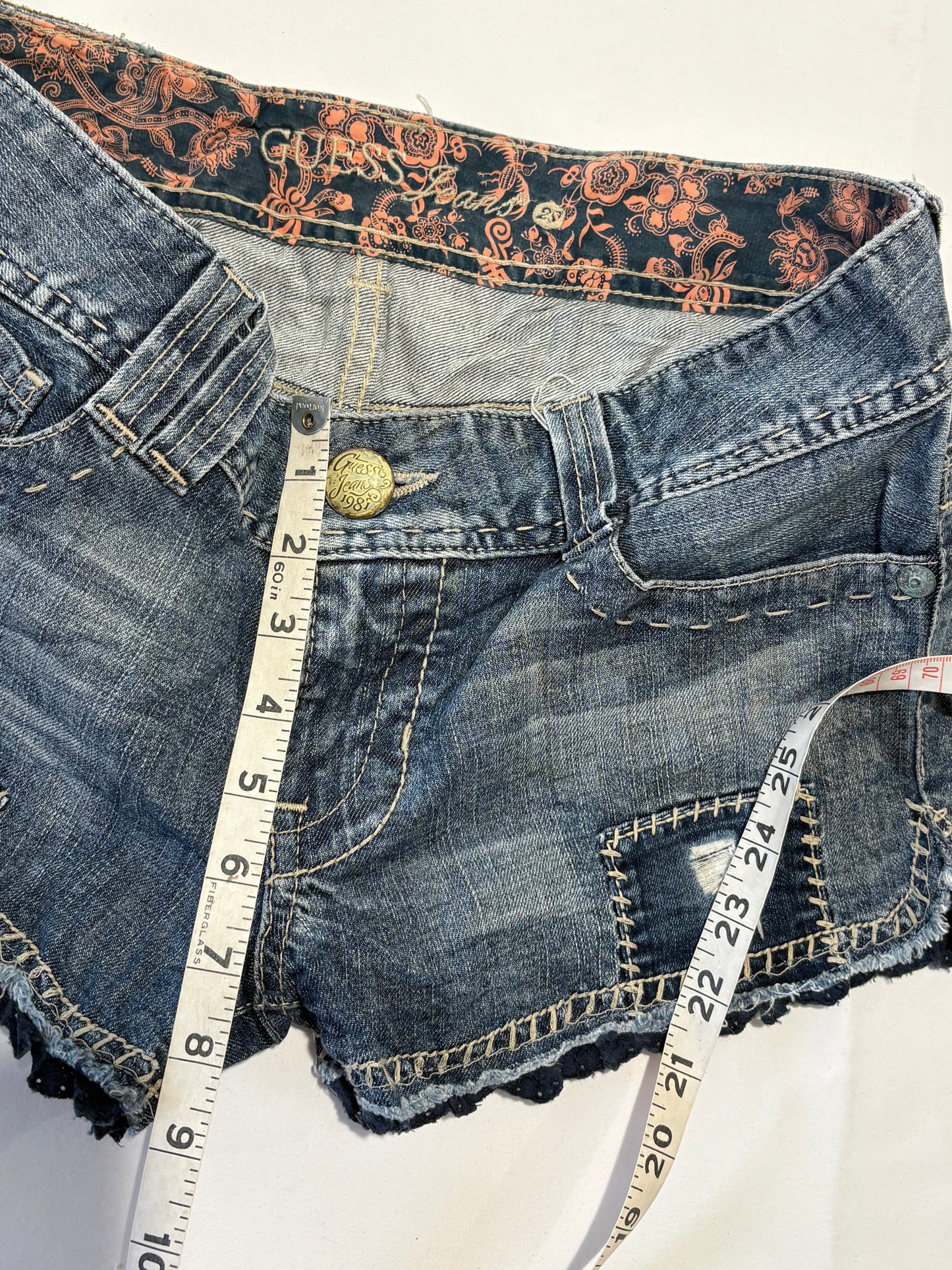 00’s Guess low rise denim shorts | Size 10
