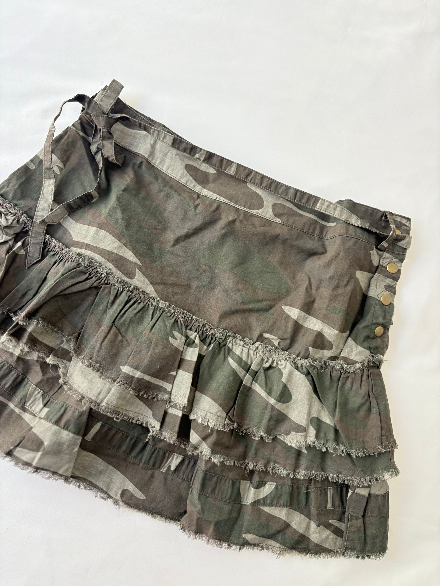 00’s Camo ruffle mini skirt | Size 8