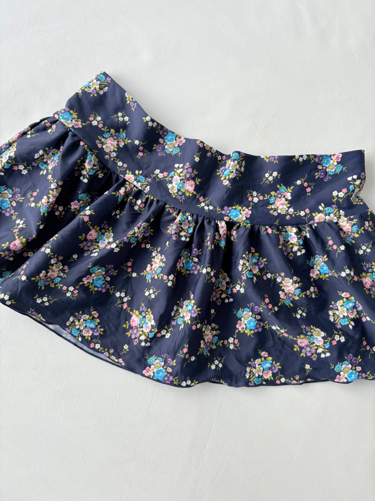 00’s Navy floral mini skirt | Size 6-8