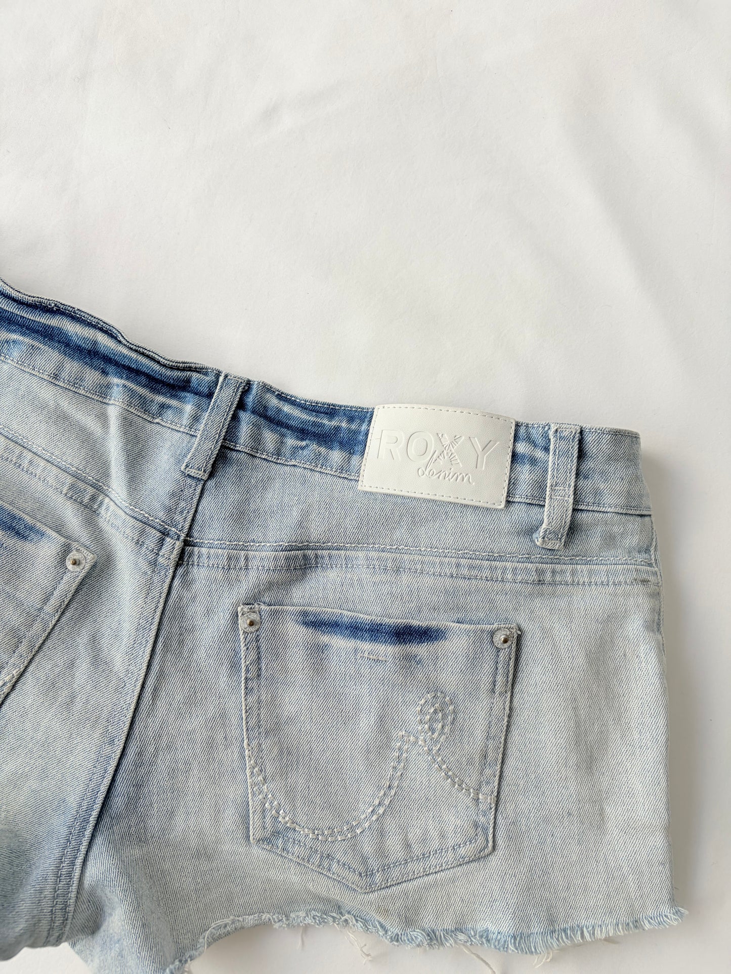 00’s Roxy light wash denim shorts | Size 10