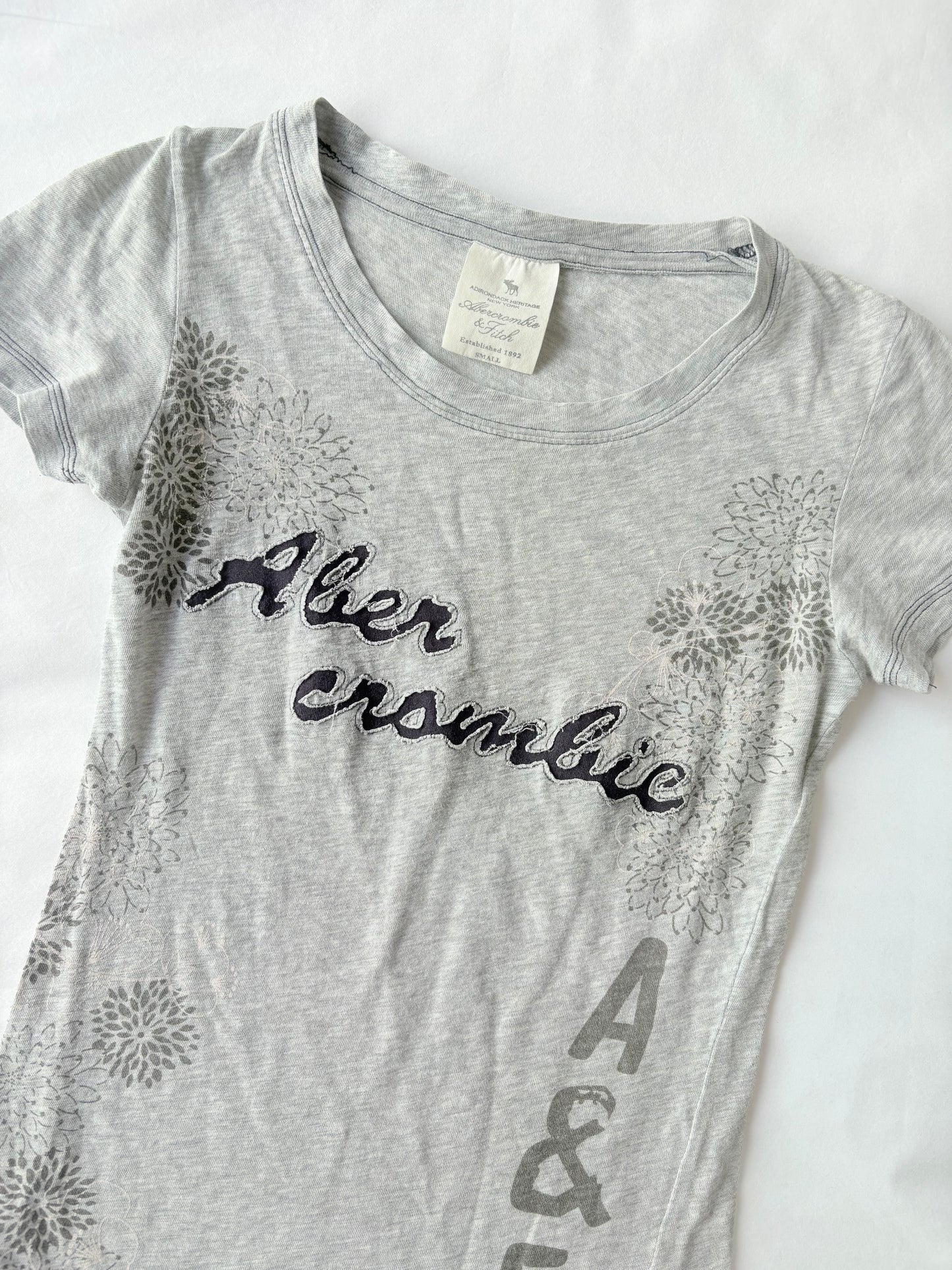 00’s Abercrombie grey embroidered tee | Size small