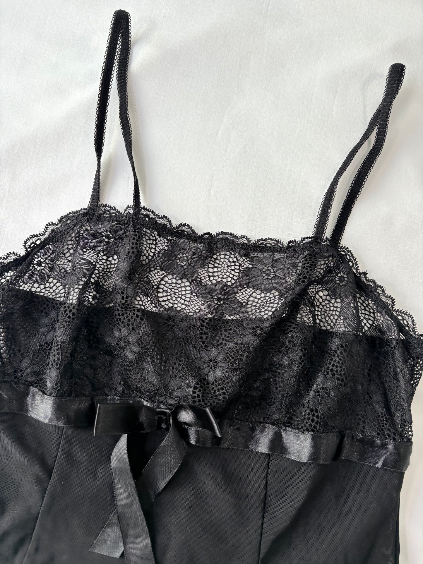 00’s Black lace ribbon cami | Size 6