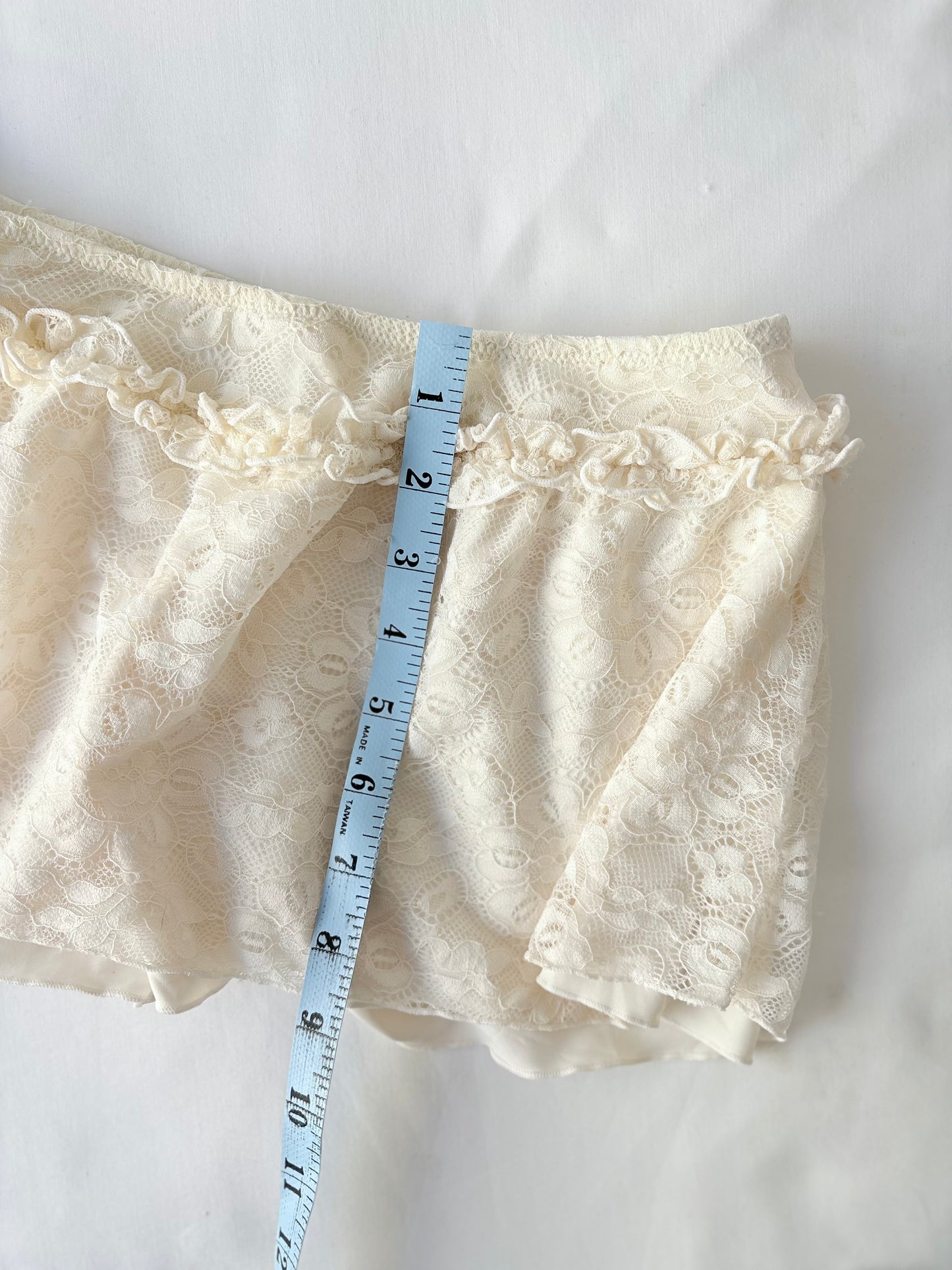 00’s Cream lace mini skort | Size 6