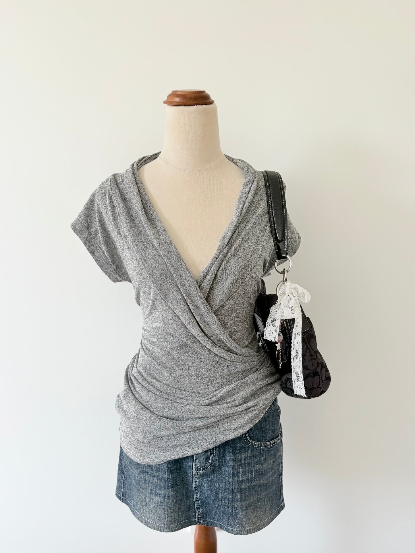 00’s Grey crossover top | Size medium