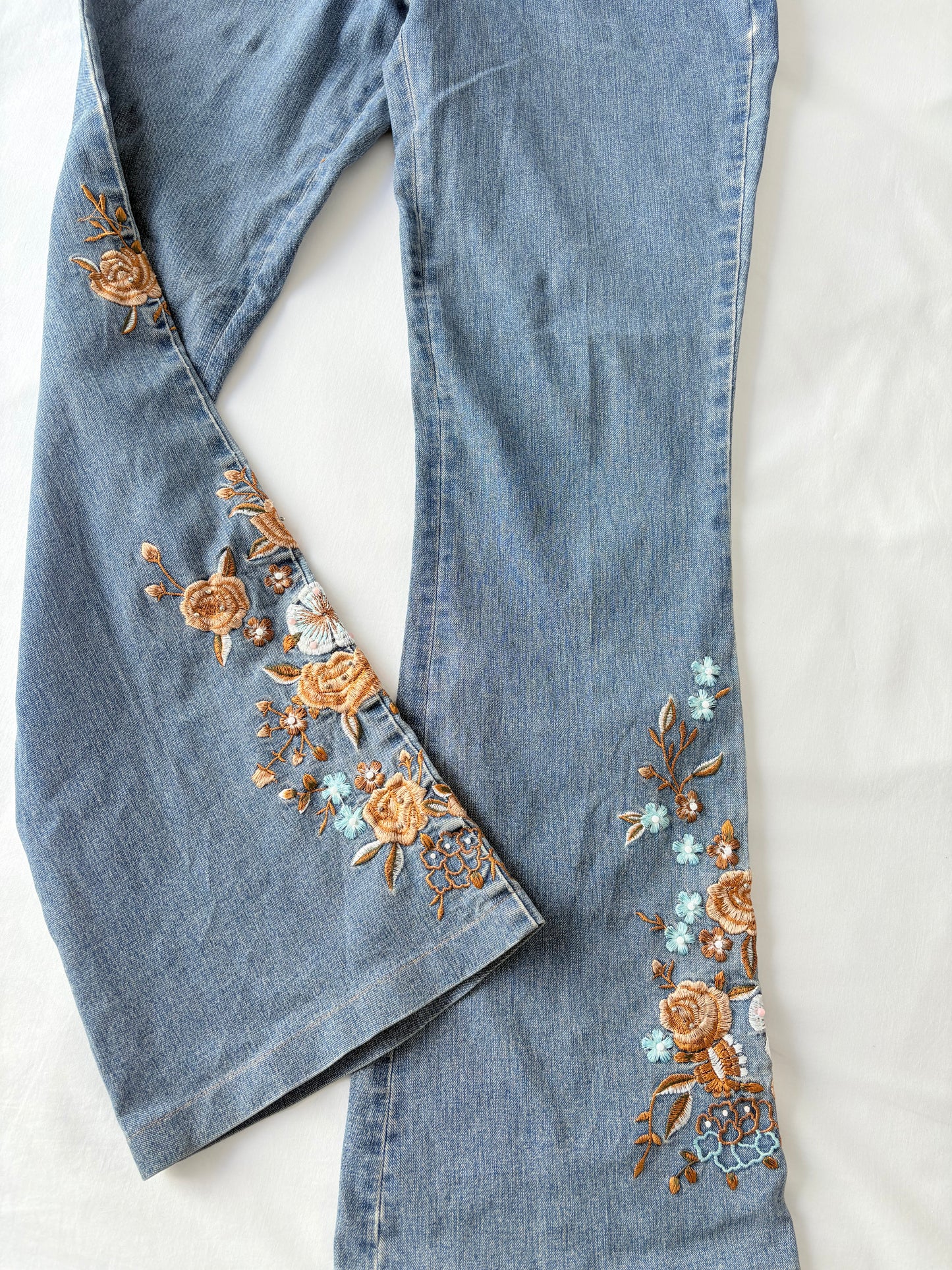 00’s Floral flared embroidered jeans | Size 8