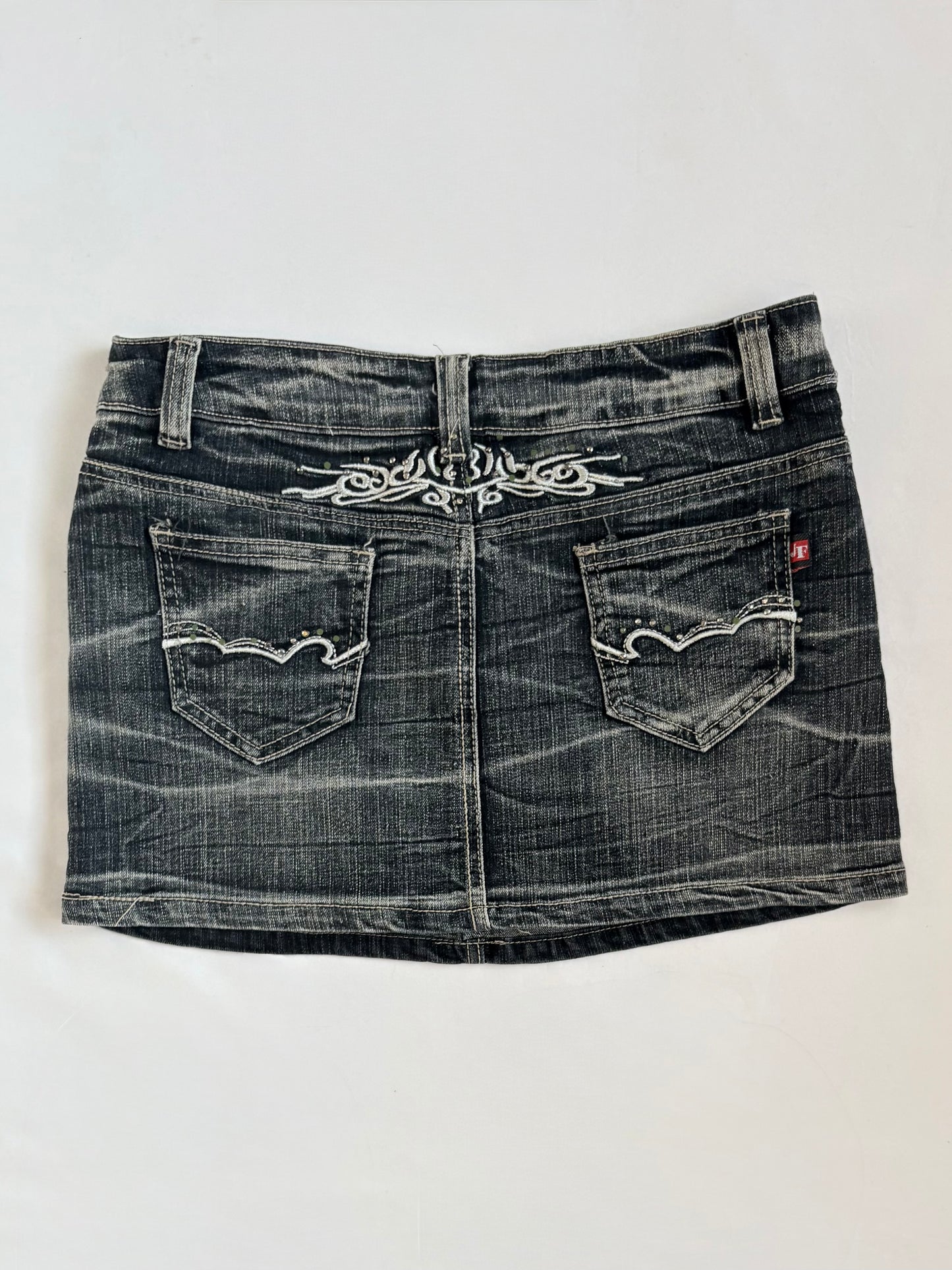 00’s Tramp stamp embroidered denim skirt | Size 10