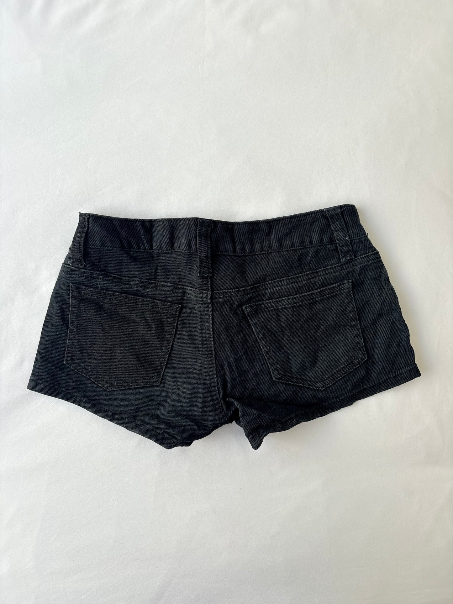00’s Black low rise denim shorts | Size 6
