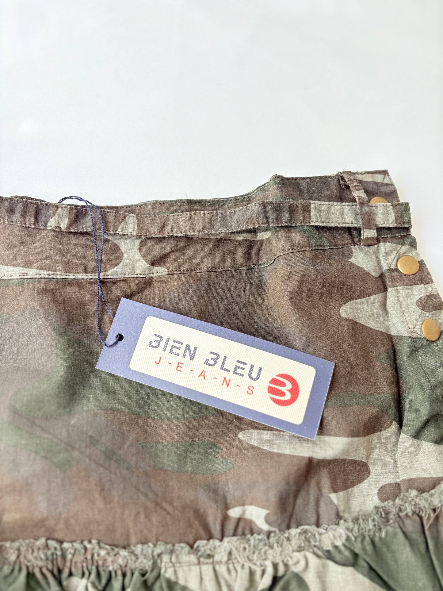 00’s Camo ruffle mini skirt | Size 8