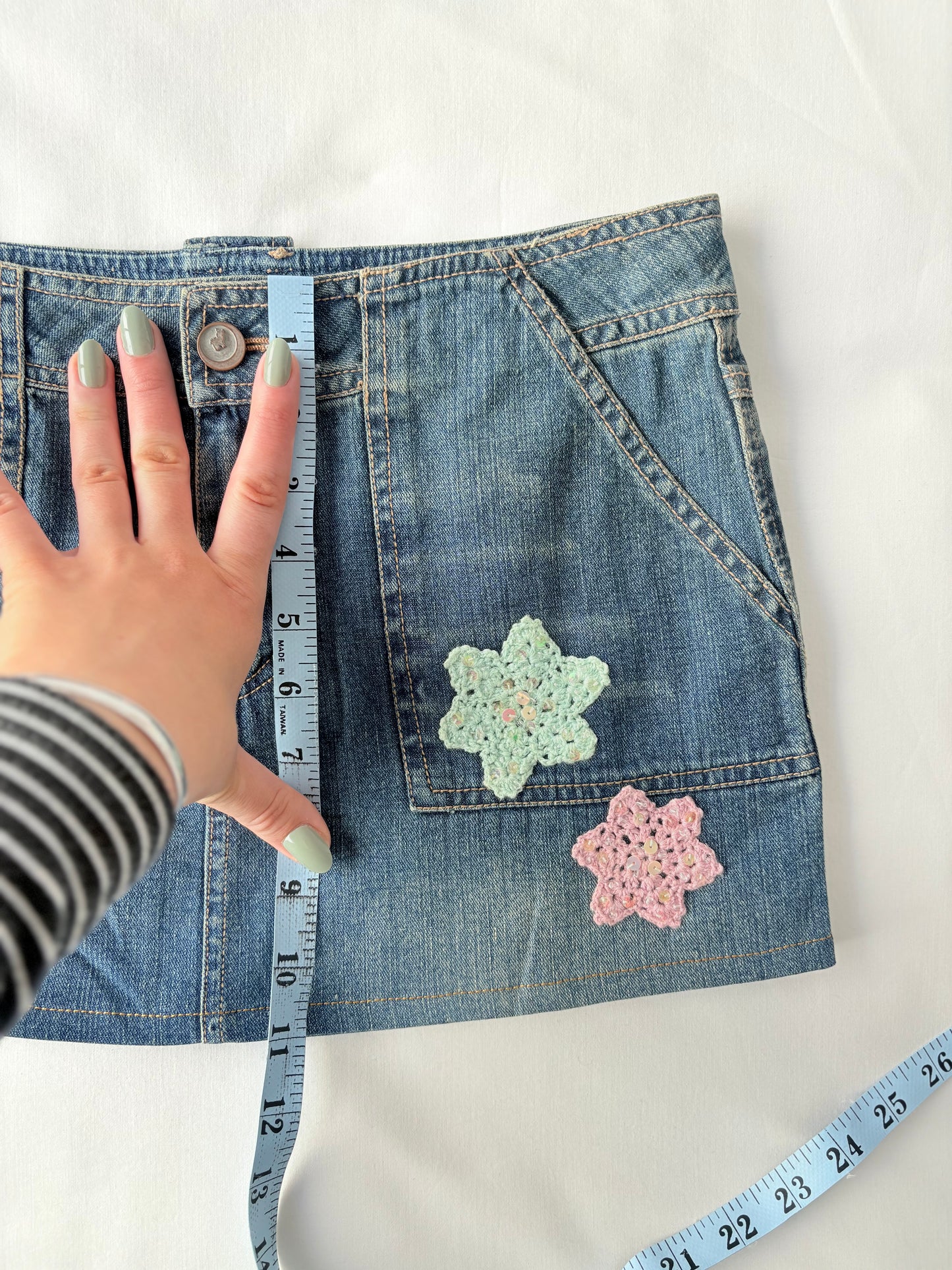 00’s Crochet flower denim skirt | Size 8