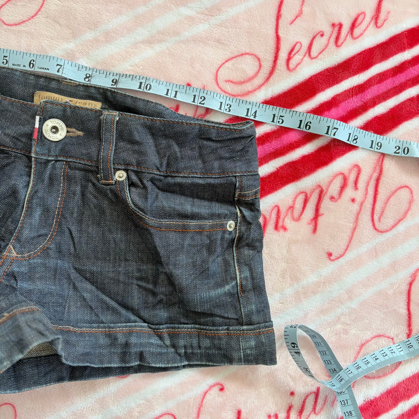 00’s Tommy Hilfiger low rise denim shorts | Size 8