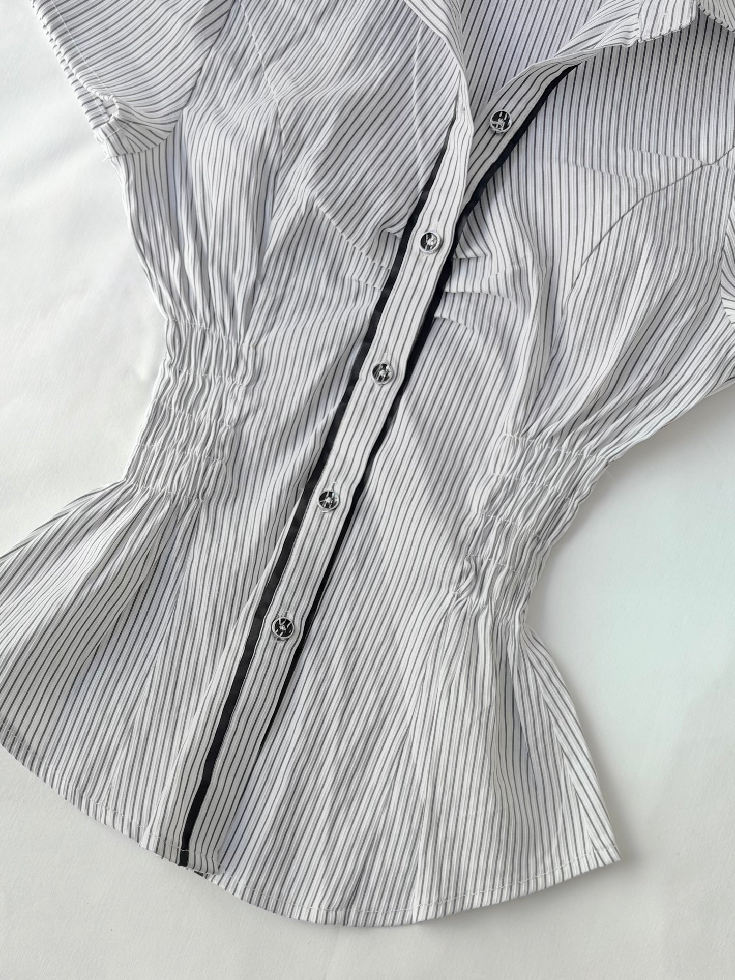00’s Cinched pinstripe shirt | Size 8