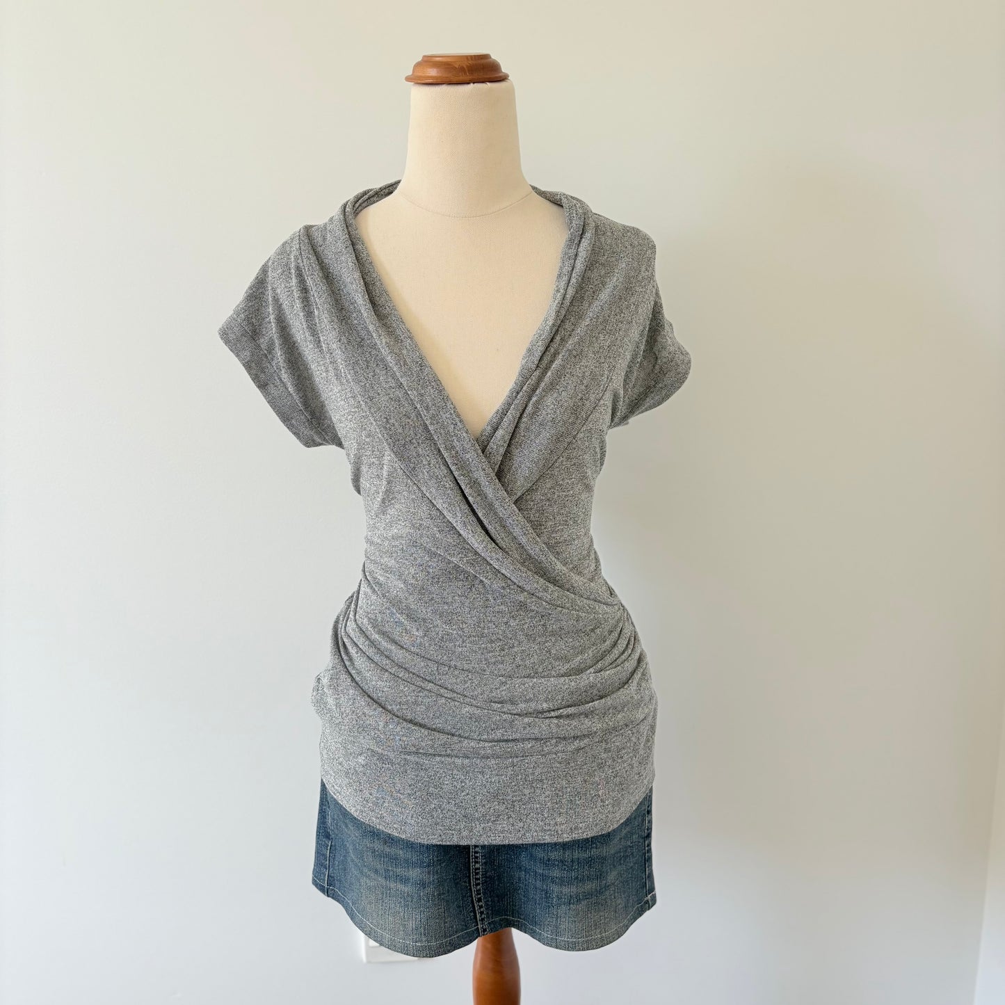 00’s Grey crossover top | Size medium