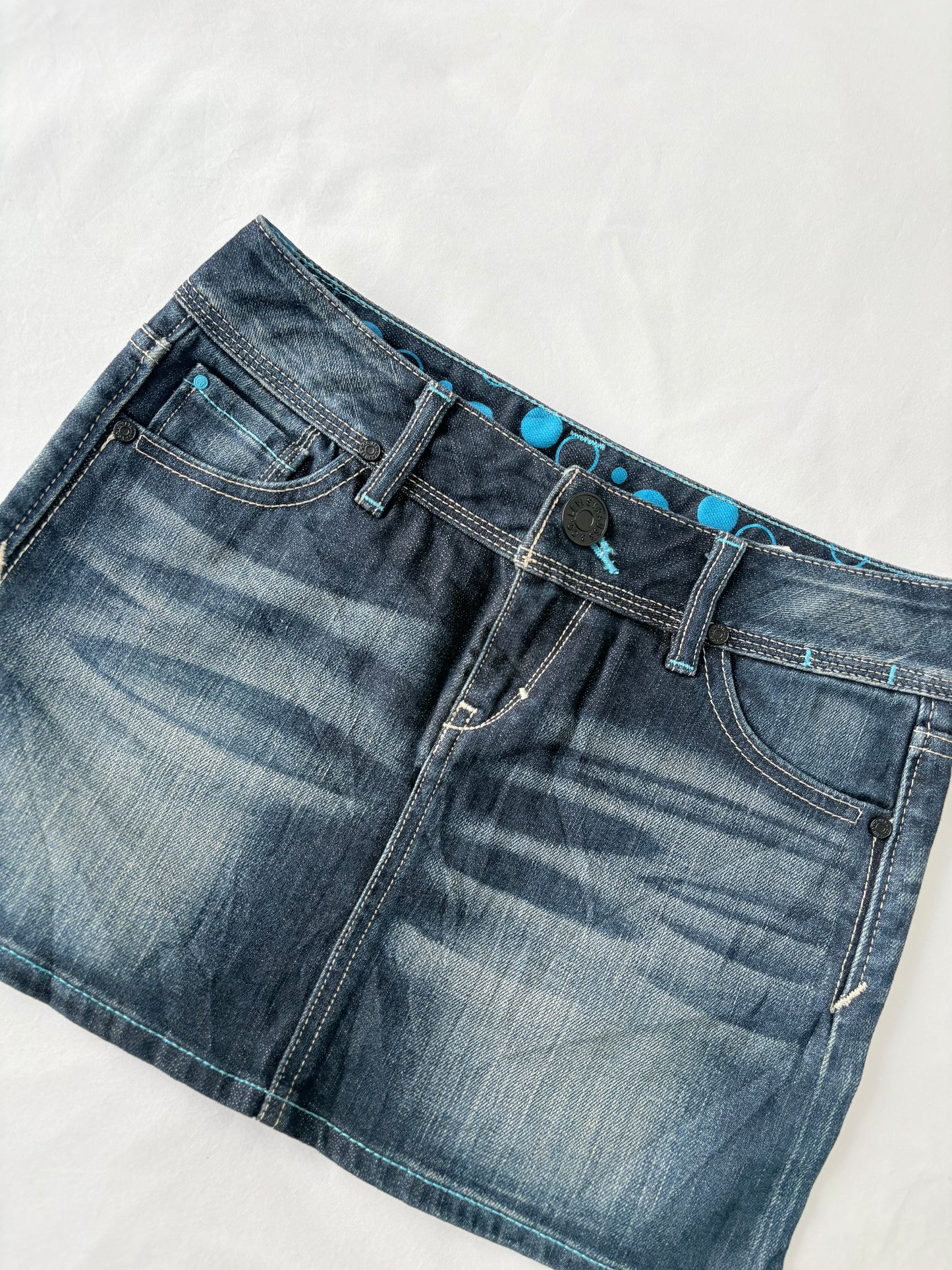 00’s Levi’s denim mini skirt | Size 8