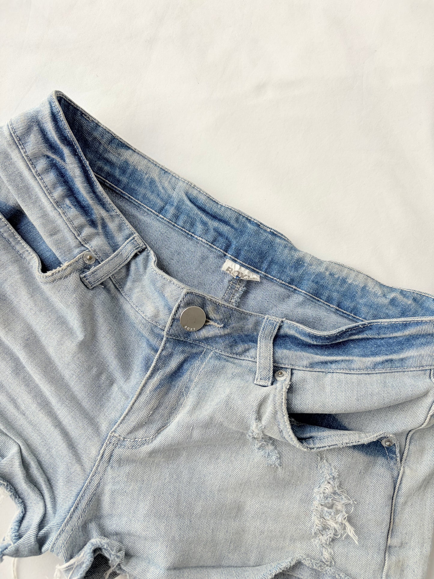 00’s Roxy light wash denim shorts | Size 10