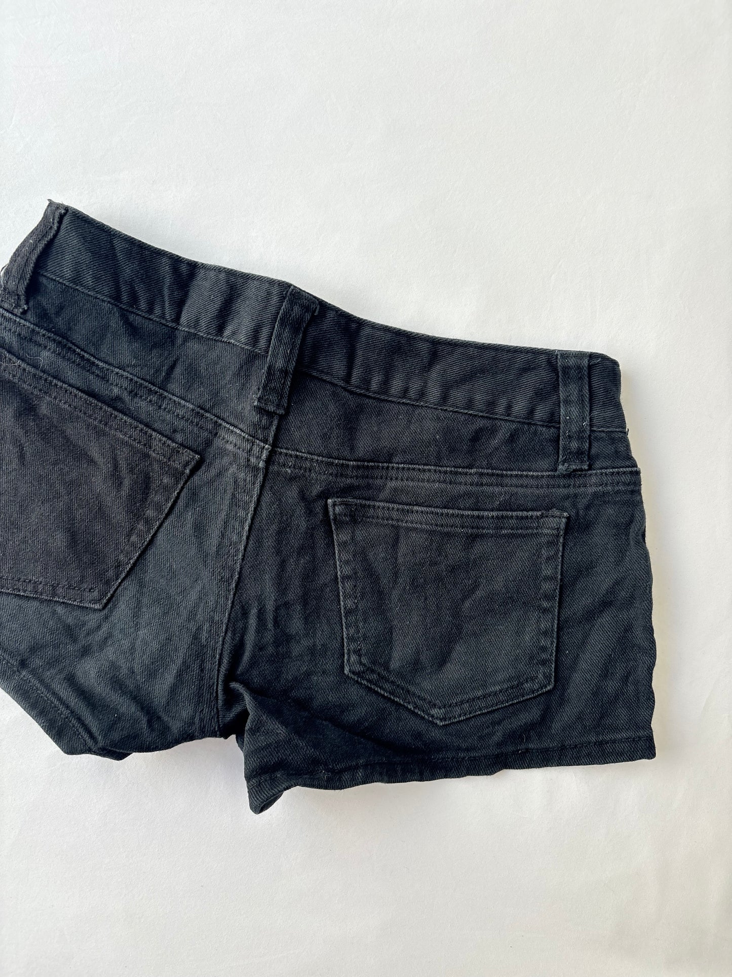 00’s Black low rise denim shorts | Size 6