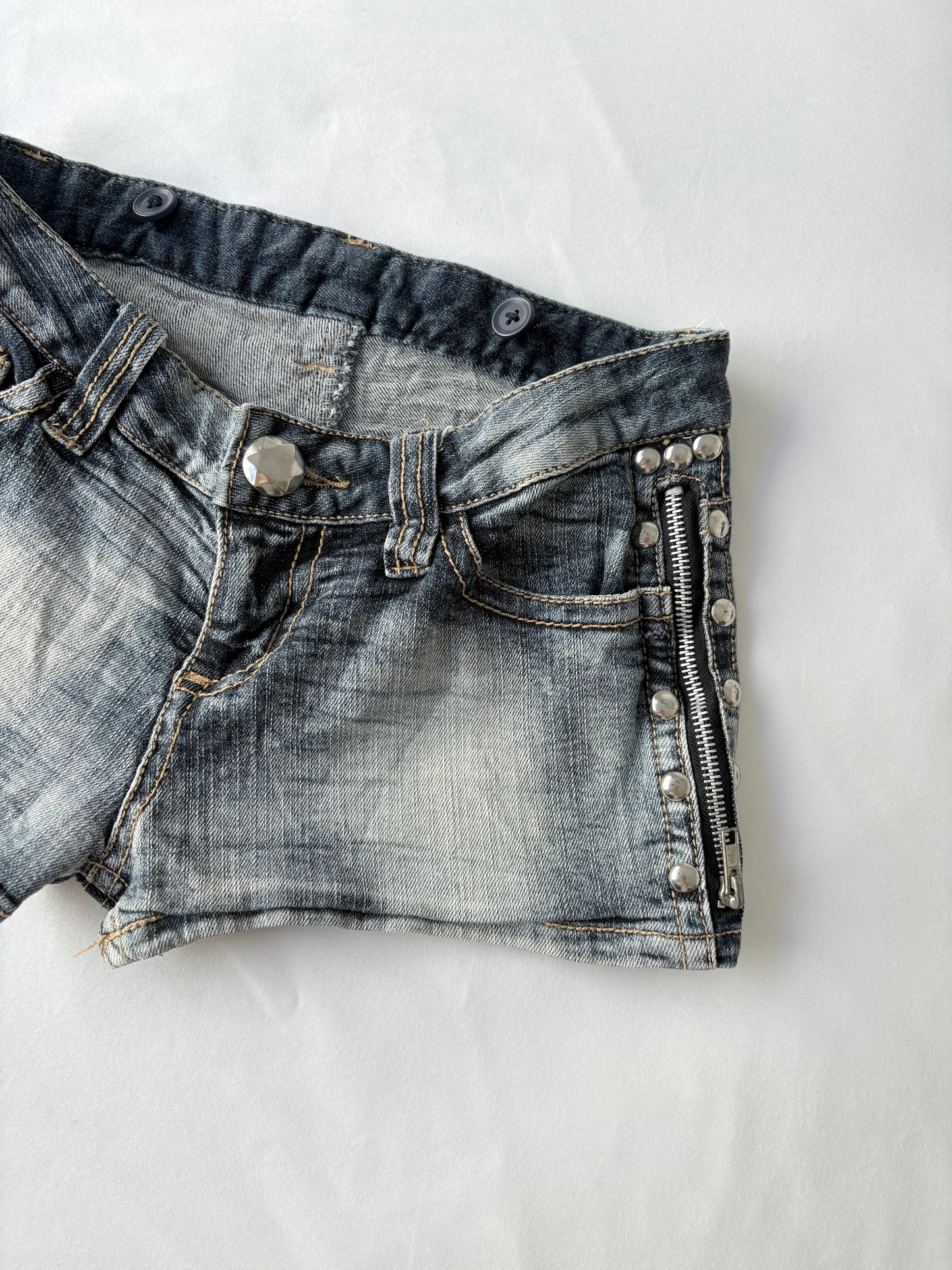 00’s Studded zipper low rise shorts | Size 6