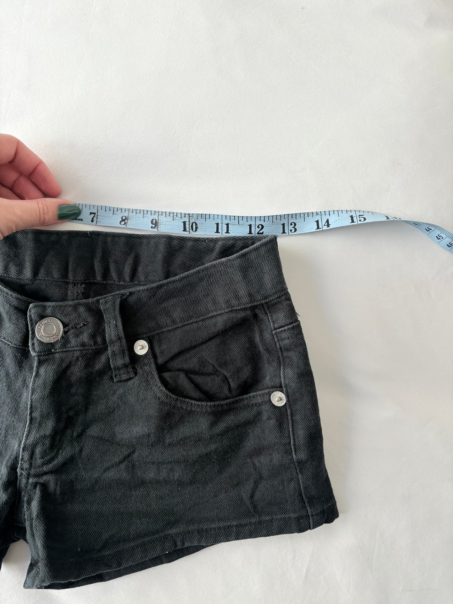 00’s Black low rise denim shorts | Size 6