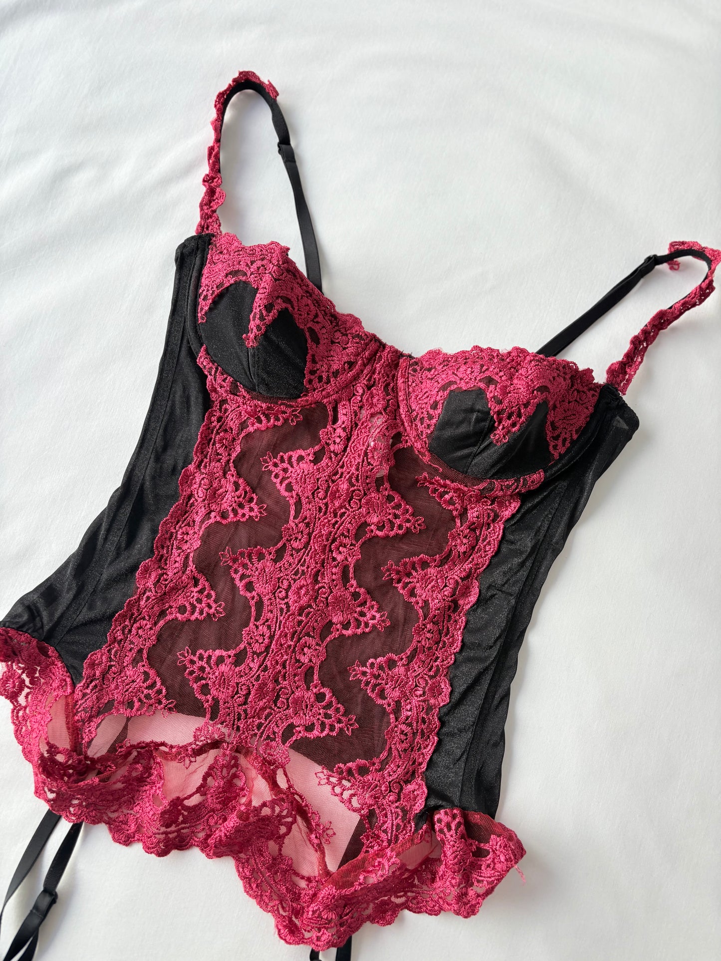 00’s Ruby red lace corset | Size 10B