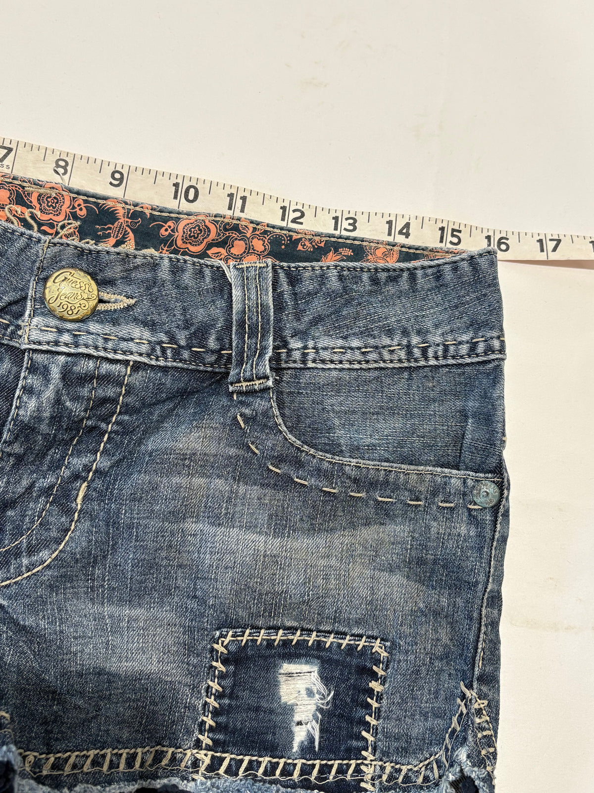 00’s Guess low rise denim shorts | Size 10