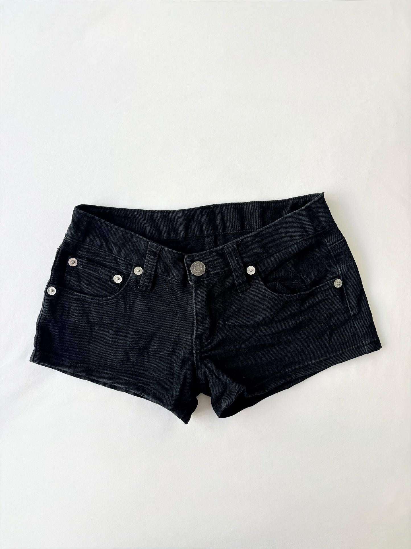 00’s Black low rise denim shorts | Size 6
