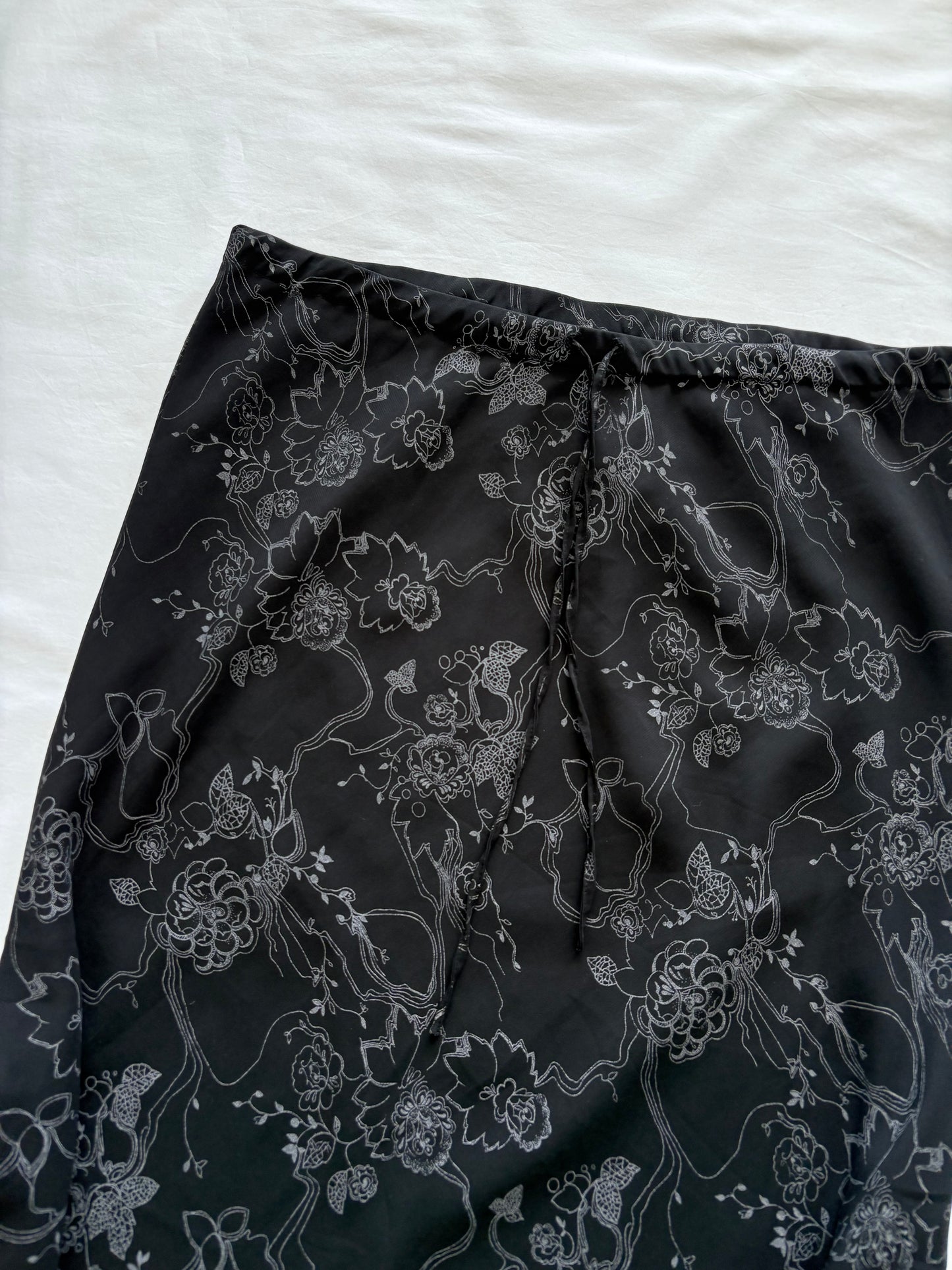 00’s Black floral midi skirt | Size 10-12