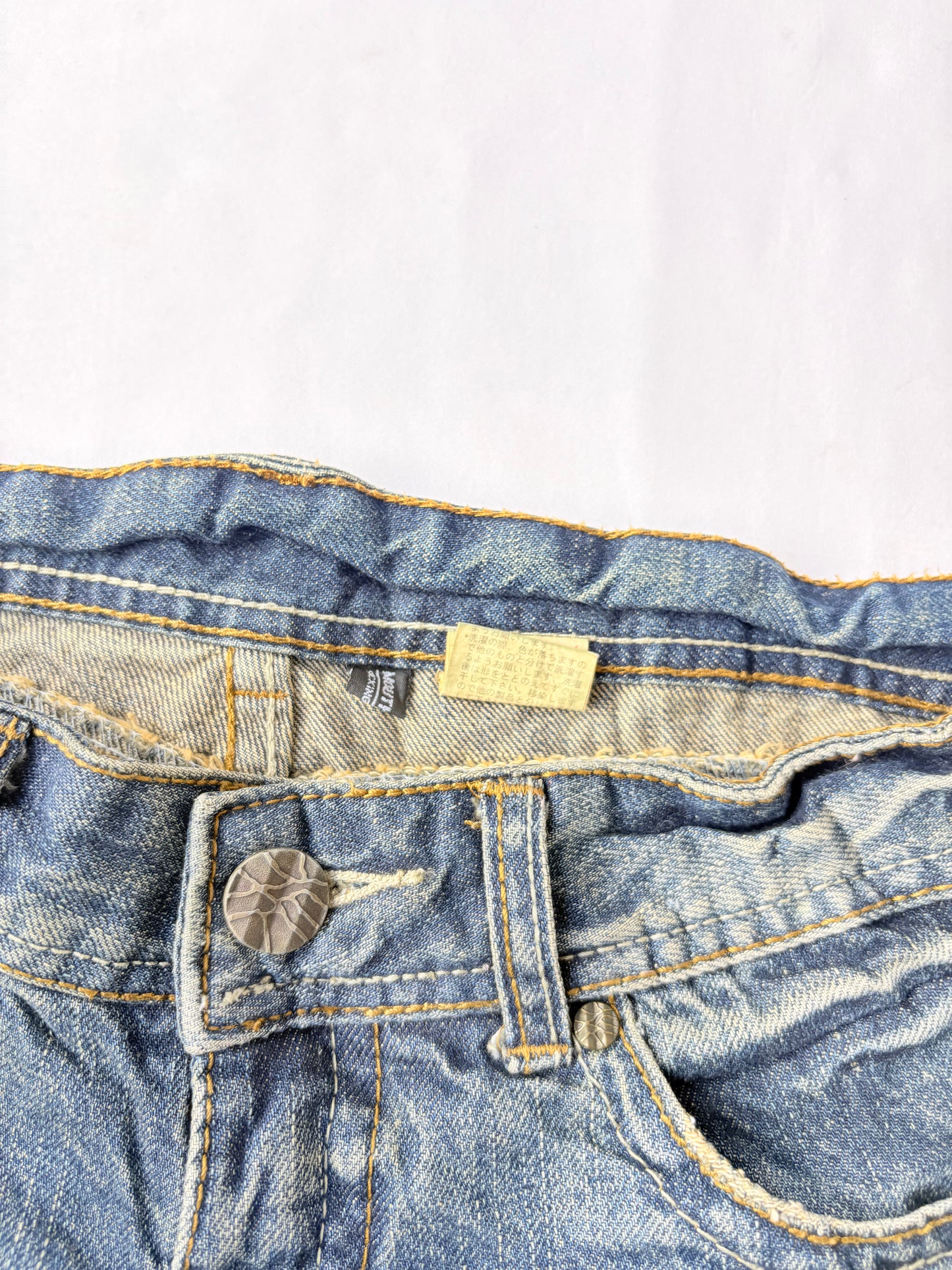 00’s Low rise embroidered Japanese shorts | Size 10