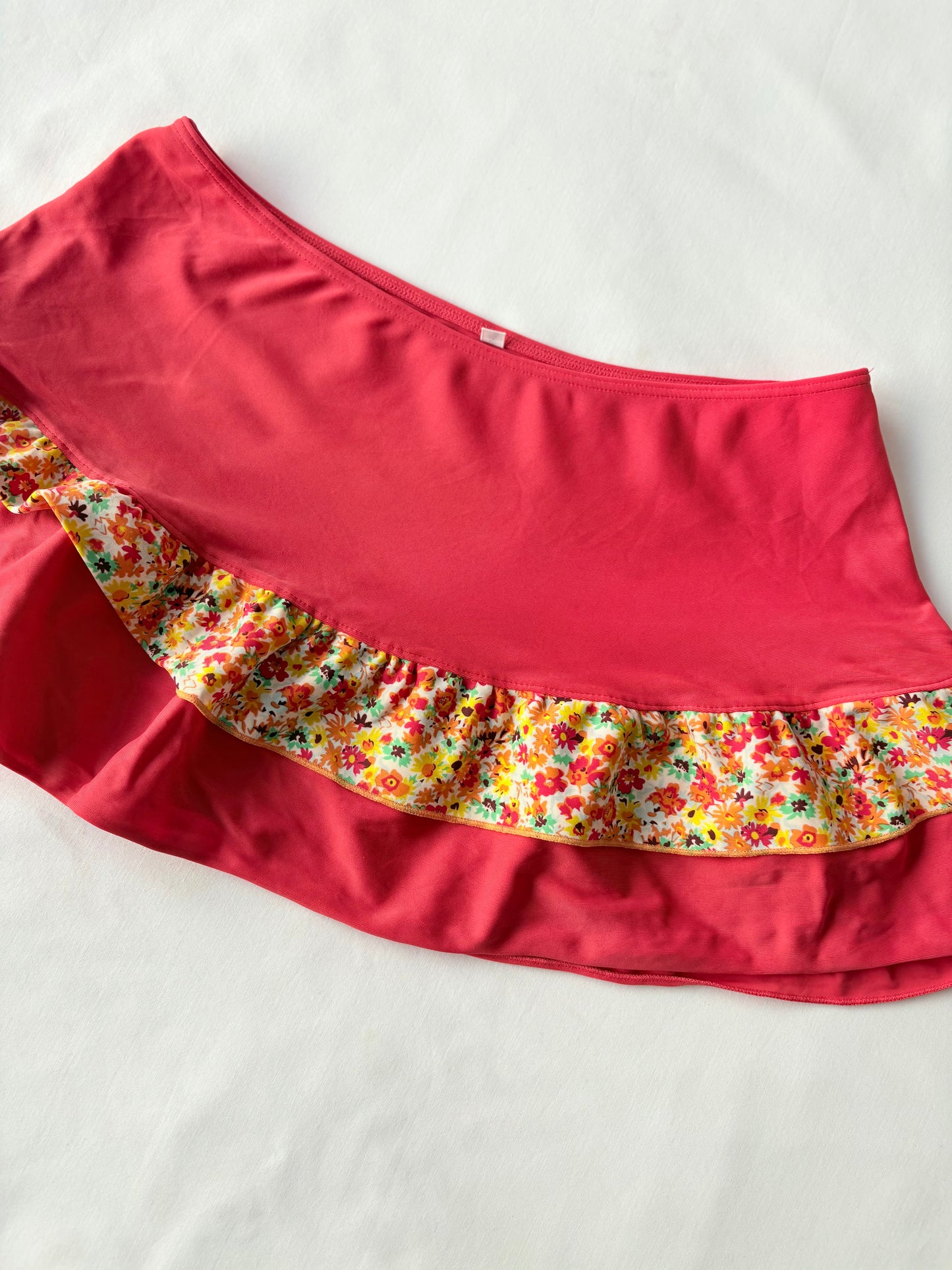 00’s Red ruffle micro skirt | Size 6-8